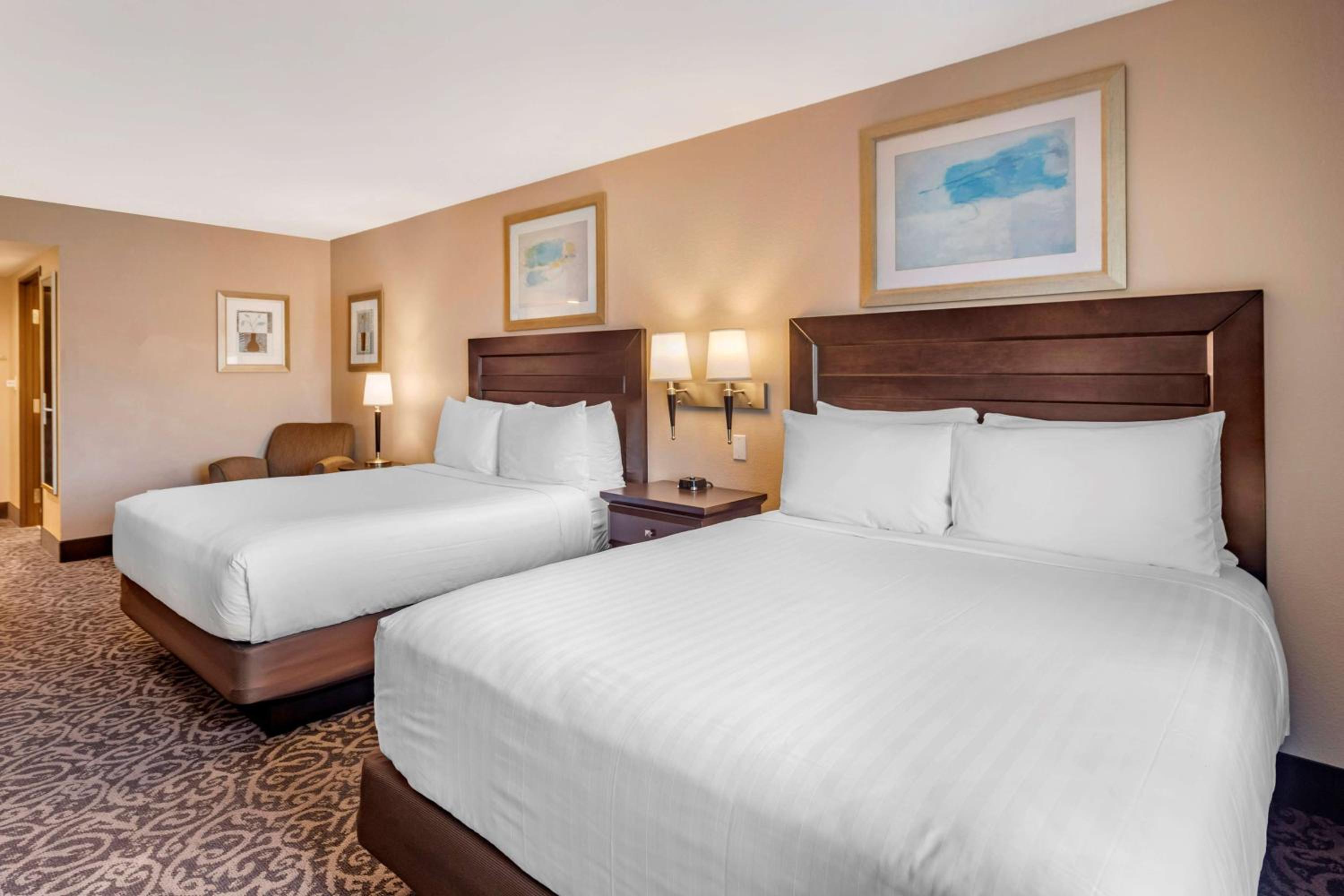 Queen Room with Two Queen Beds - Non-Smoking - Photo 3