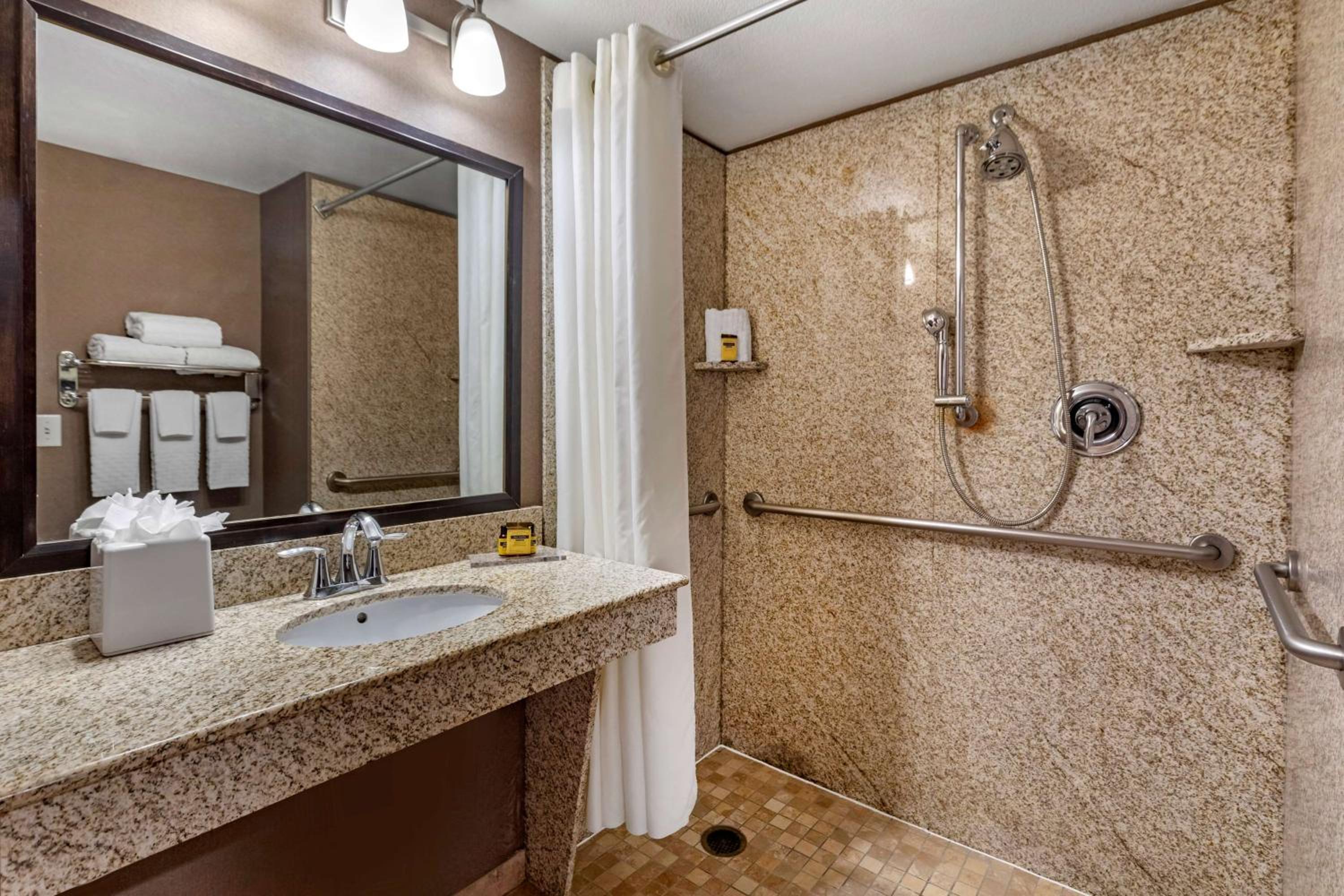 Queen Room with Two Queen Beds with Bath Tub - Mobility Accessible/Non-Smoking - Photo 3