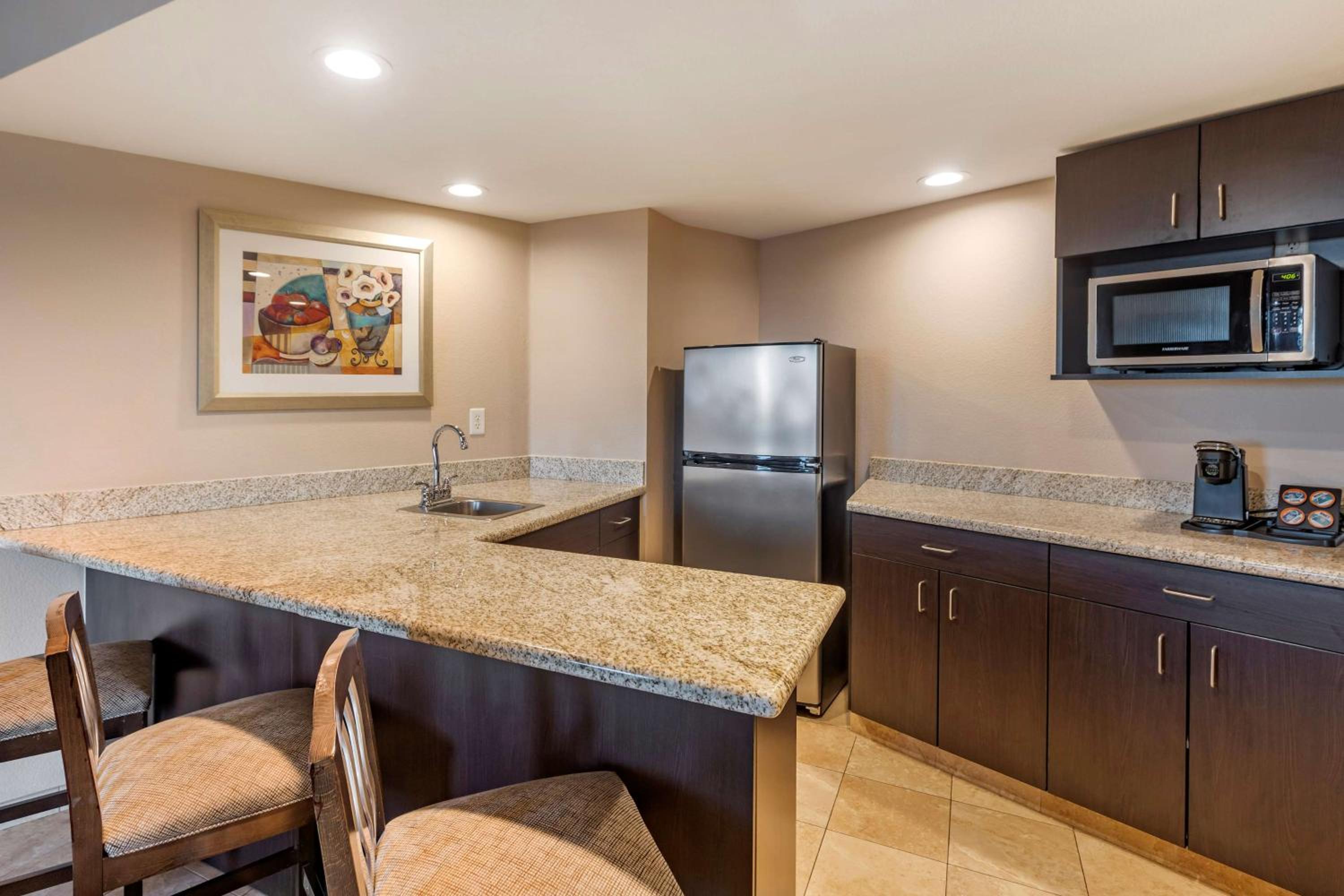 Two-Bedroom King Suite with Two King Beds, Sofa Bed, Balcony and Kitchenette - Non-Smoking - Photo 5