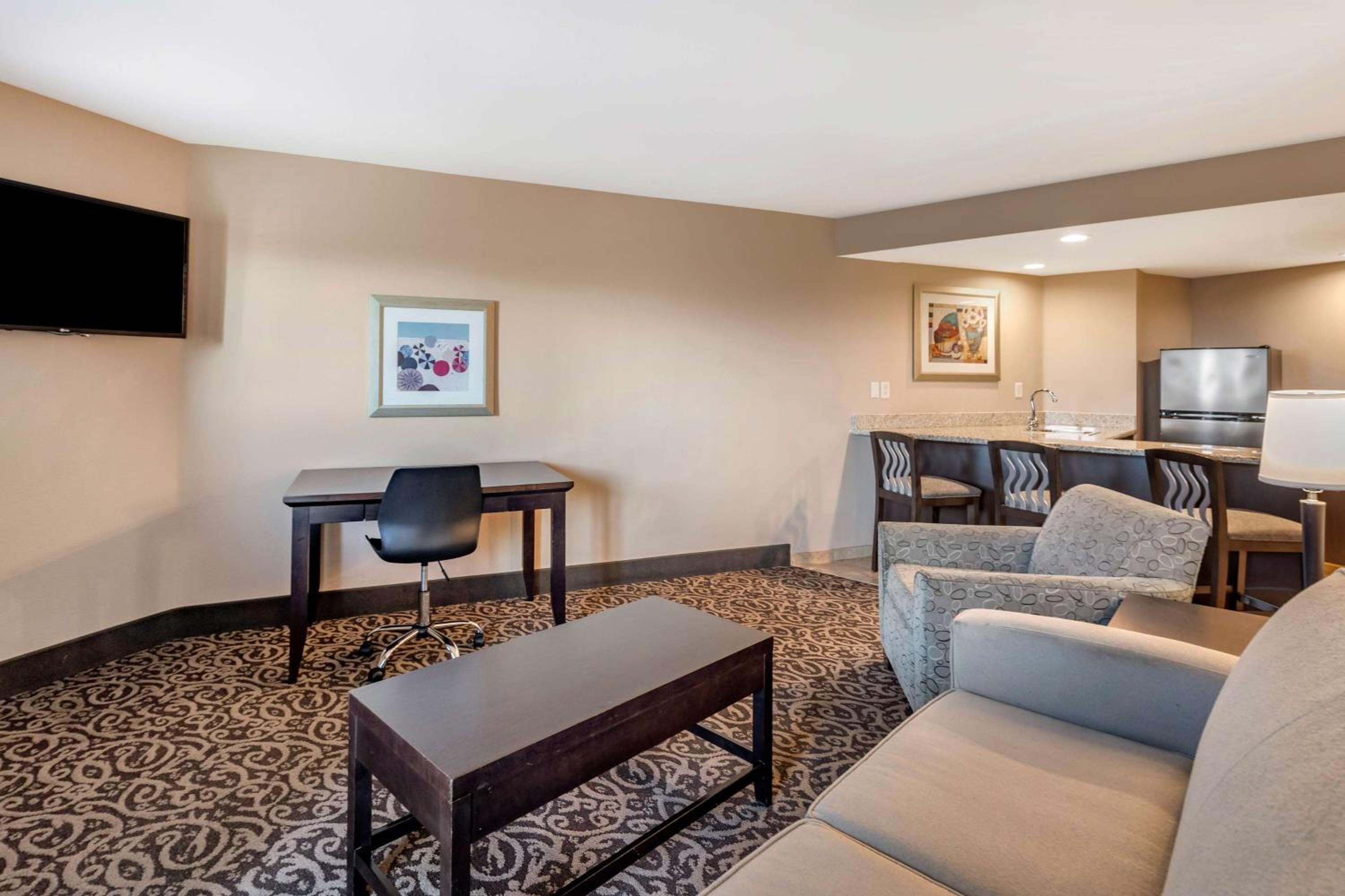 One-Bedroom King Suite with Queen Sofa Bed - Non-Smoking photo 2