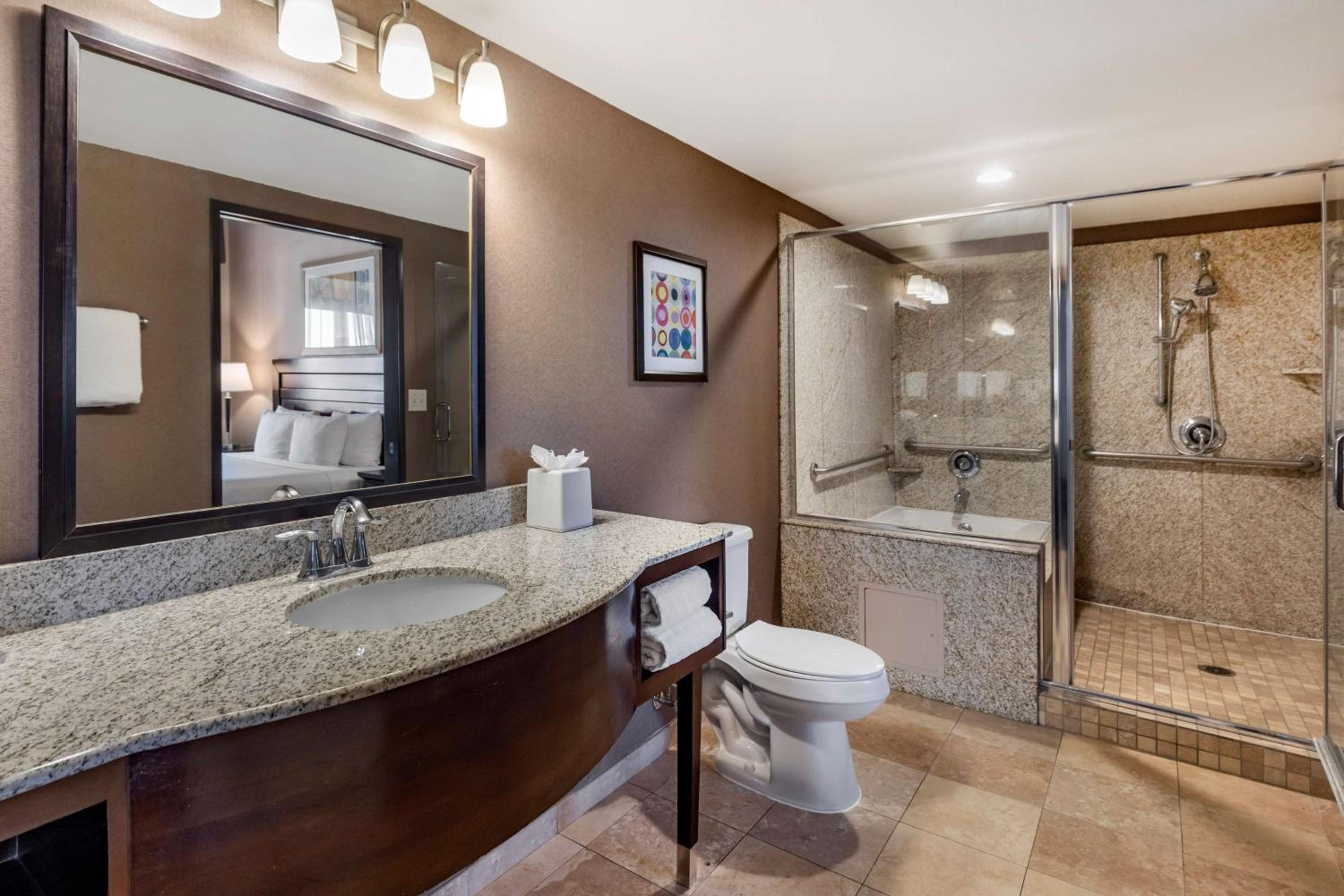 King Room with Bath Tub - Disability Access/Non-Smoking  - Photo 4