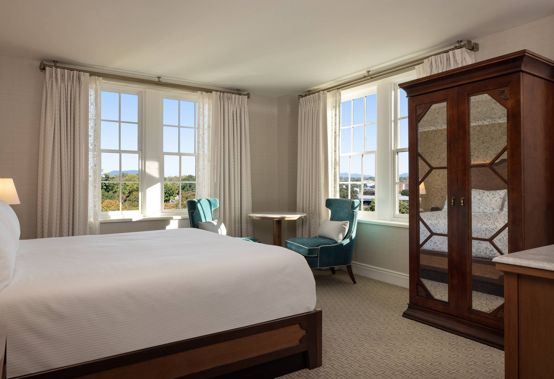 2 Room Executive Suite- Spacious Parlor