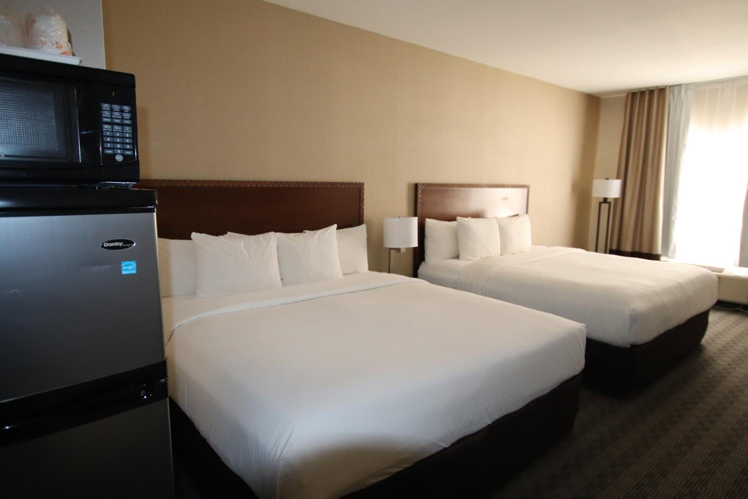 King Room with Two King Beds - Non-Smoking - Photo 9