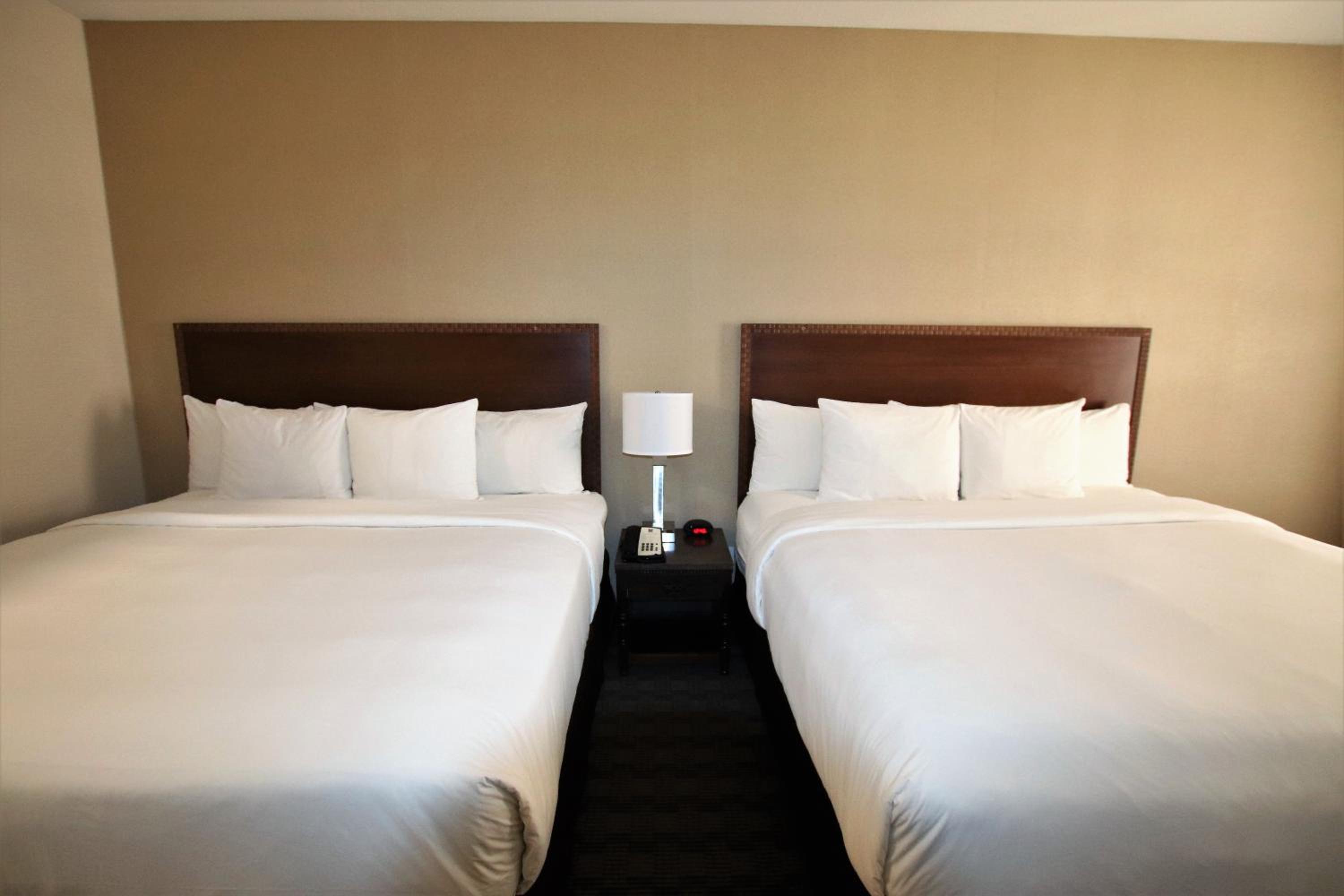 Queen Room with Two Queen Beds - Non-Smoking - Photo 12
