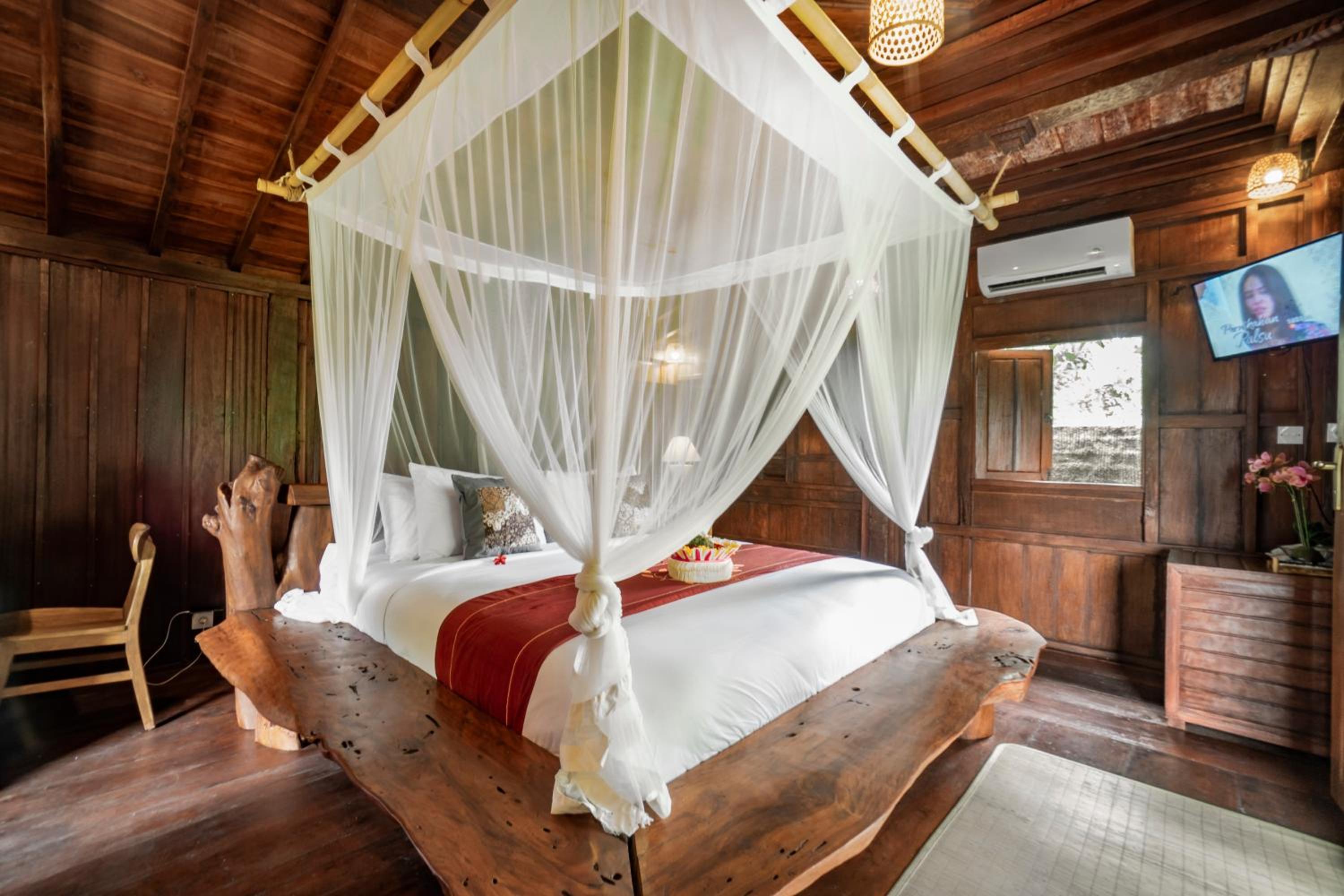 Joglo One-Bedroom Villa with Private Pool - Photo 13