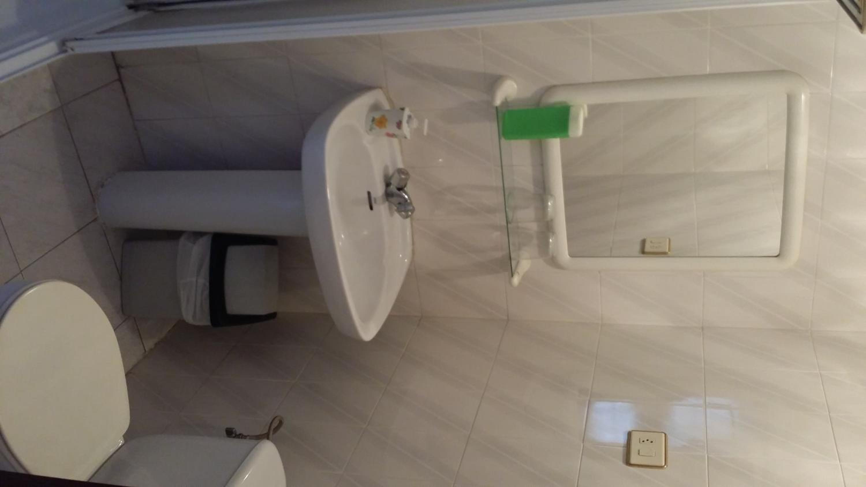 Double or Twin Room with Private Bathroom - Photo 5