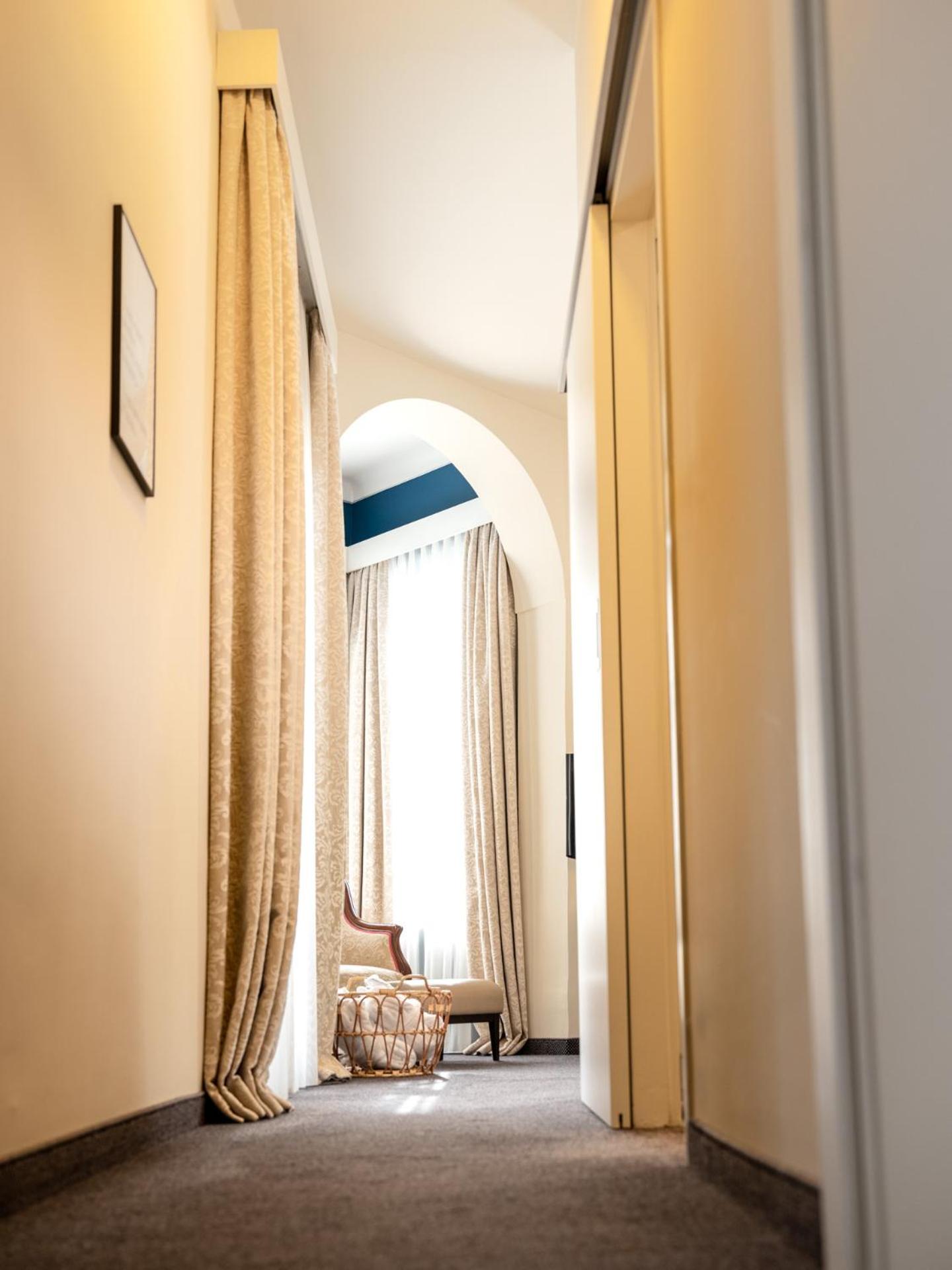 Suite with Balcony thumbnail 6