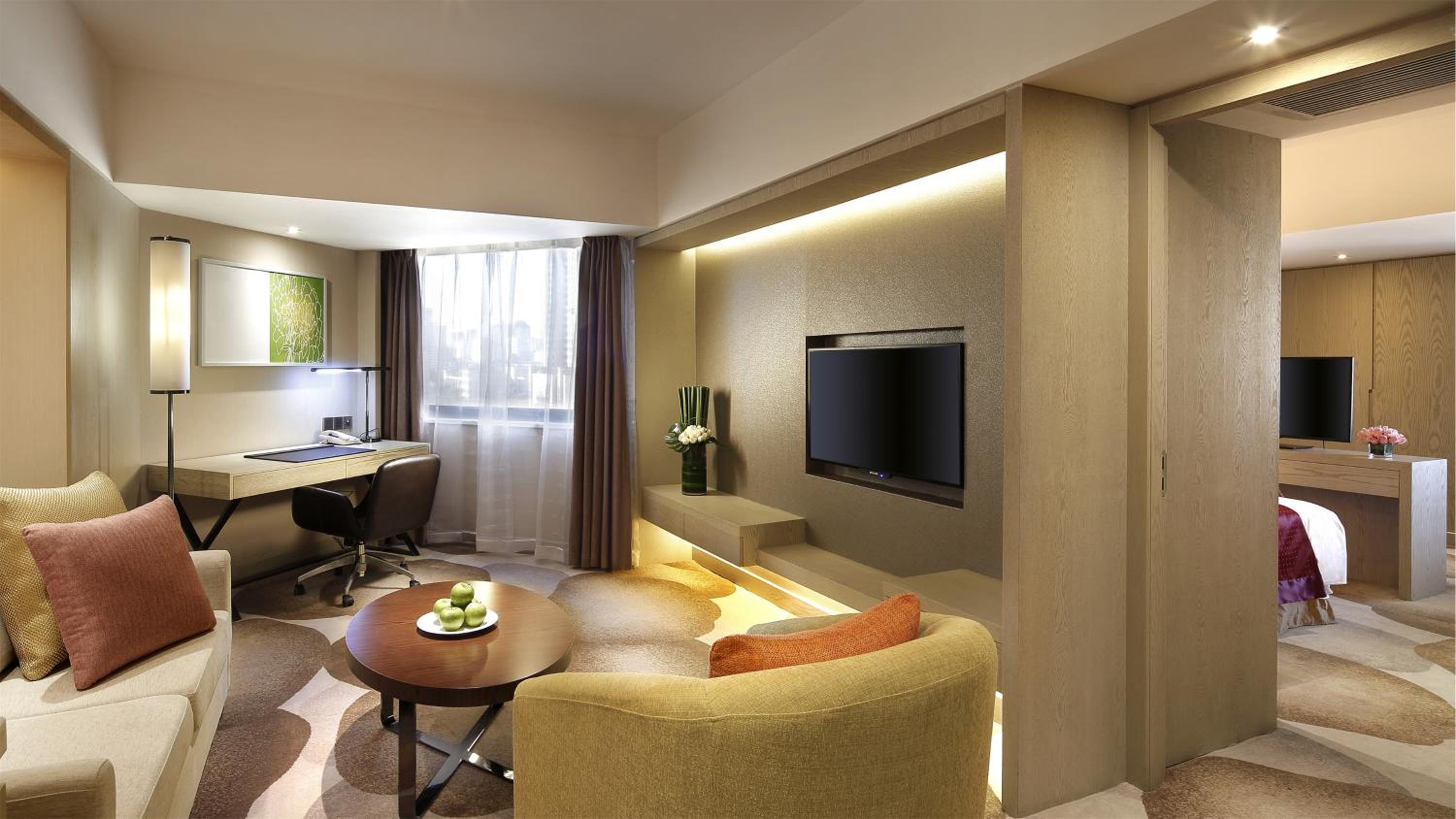 One-Bedroom Suite with City View - Photo 3