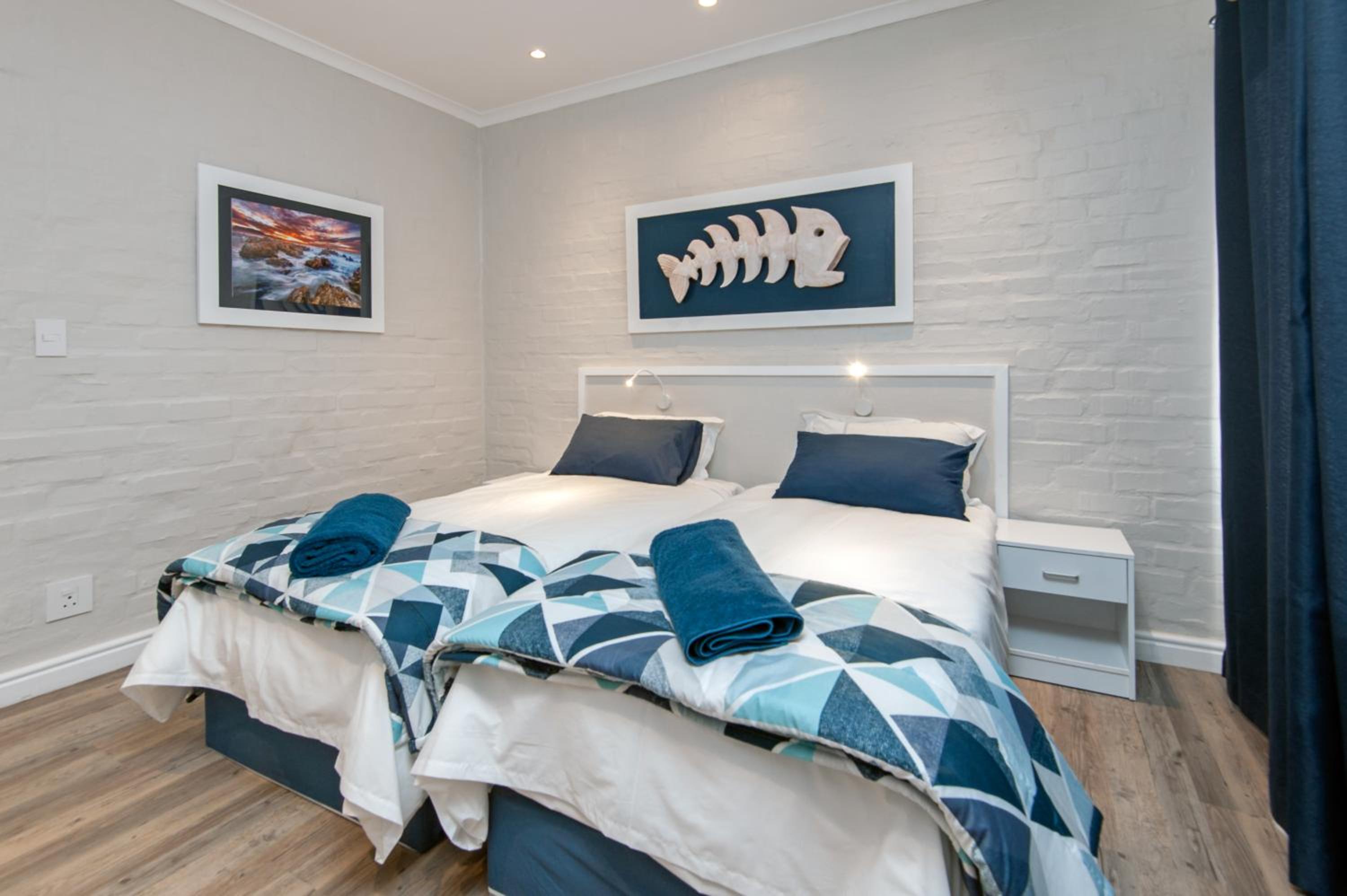 Five-Bedroom House photo 1