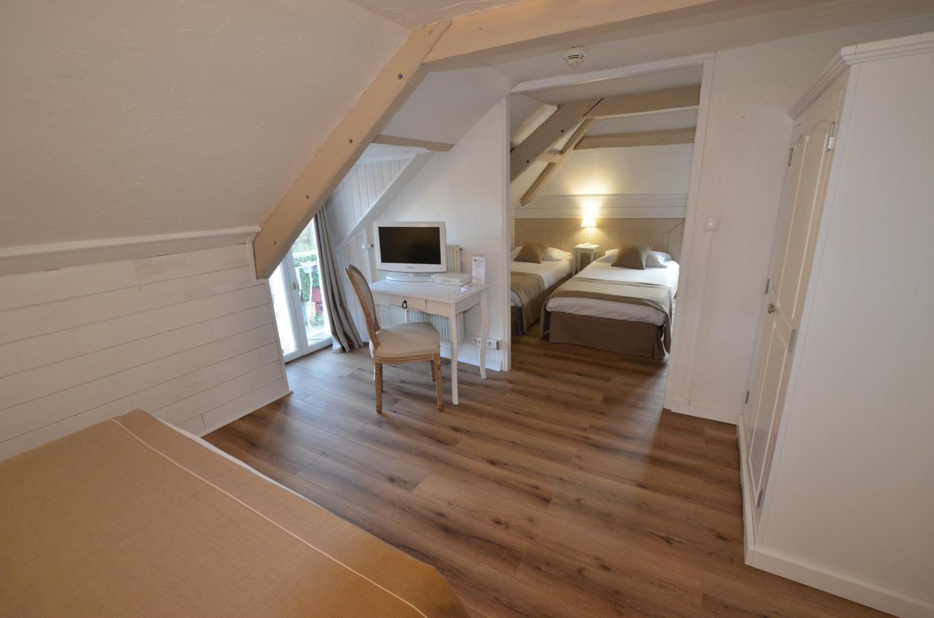 Quadruple Room - Photo 11