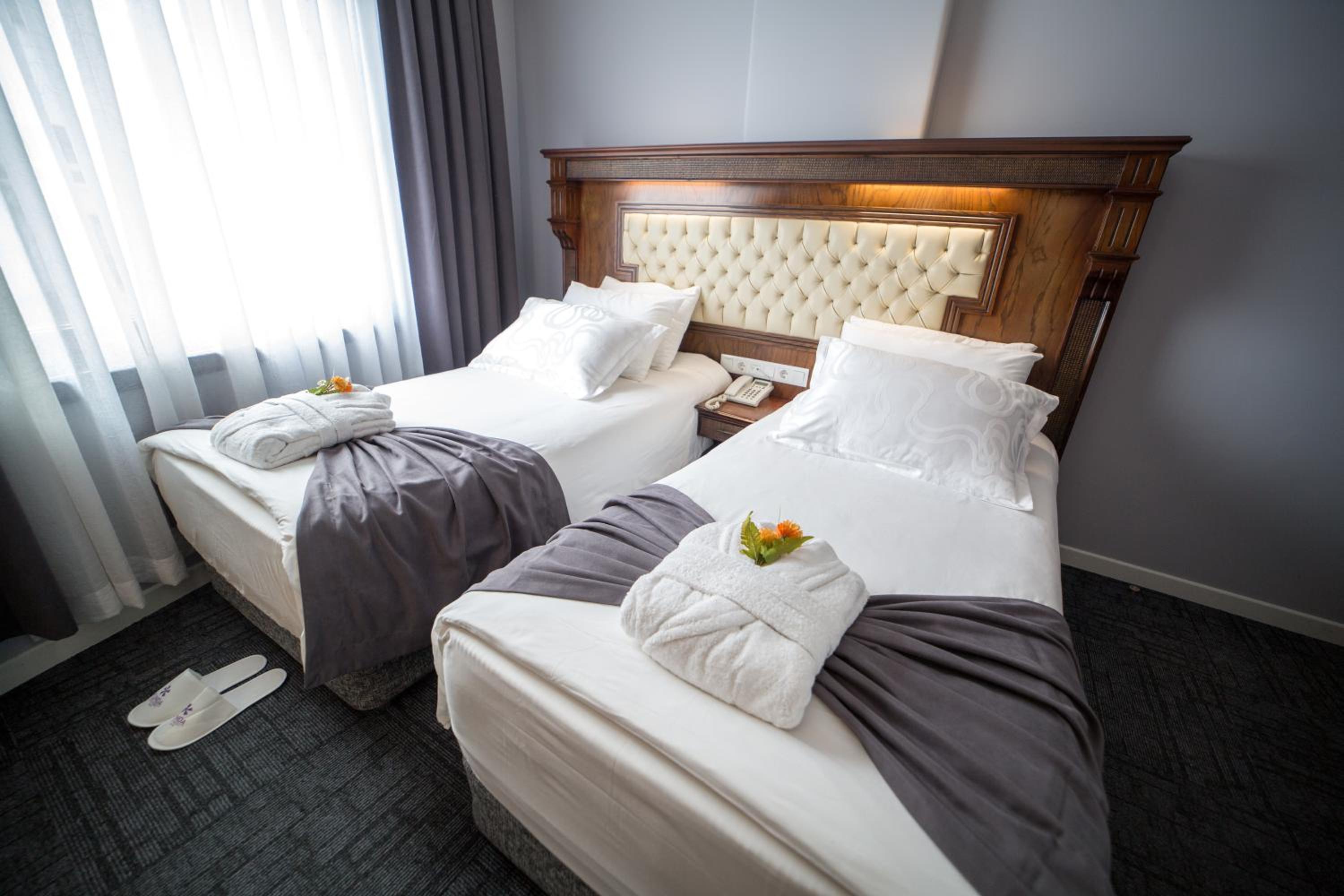 Double or Twin Room with Sea View thumbnail 5