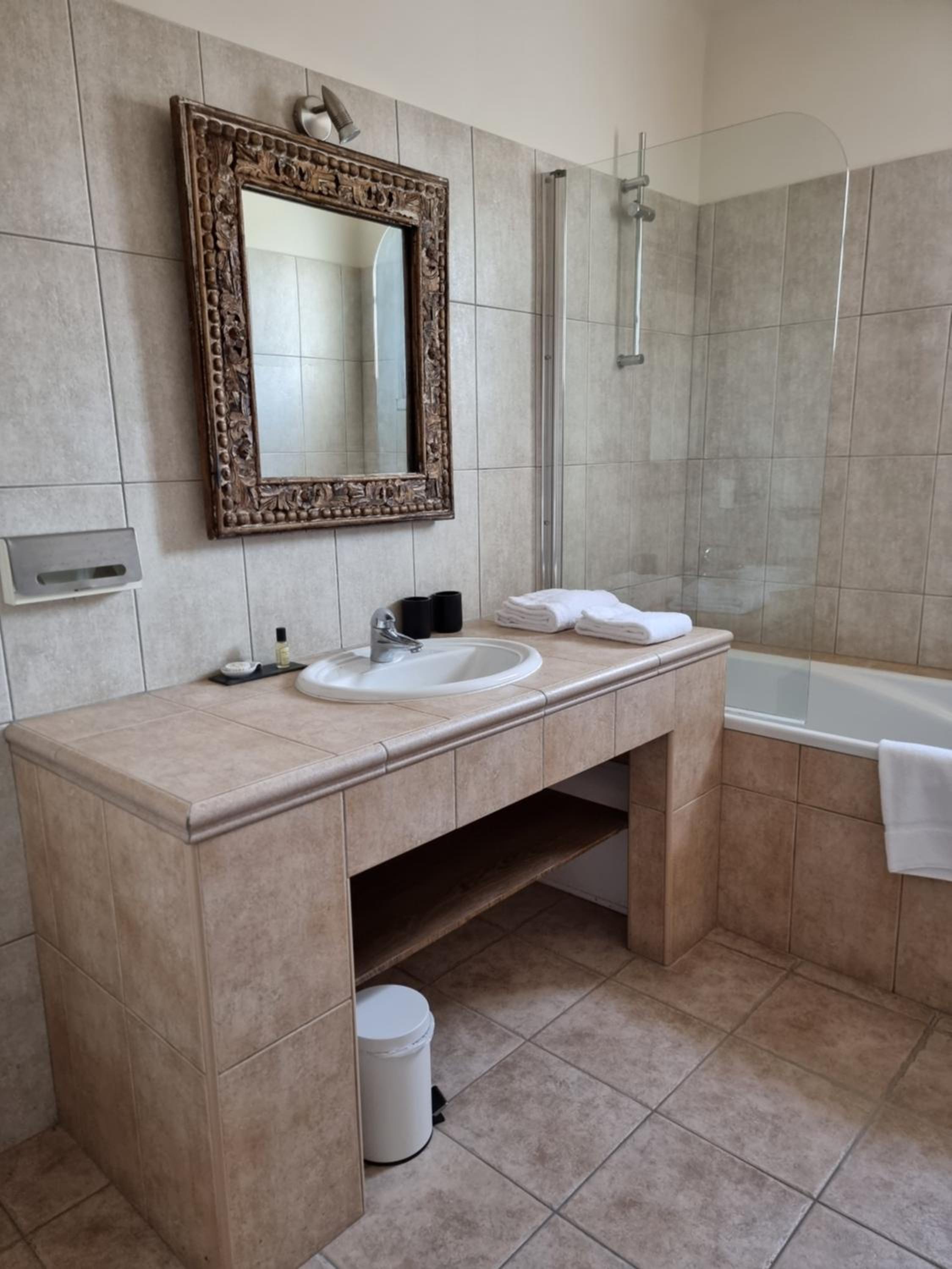 Classic Double Room - Photo 13