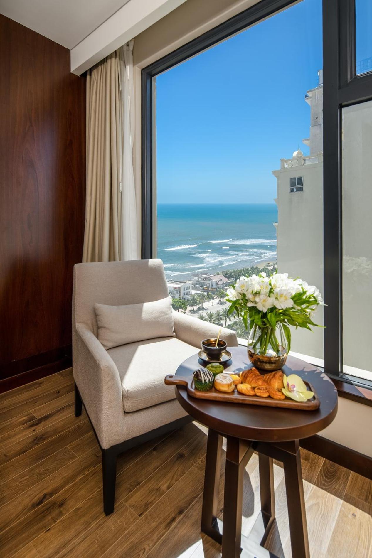  Premier Deluxe King with Partial Sea View - Photo 3