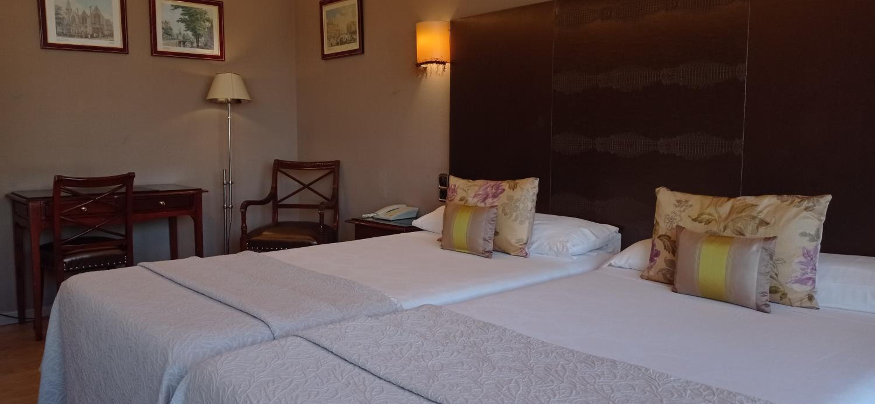 Double or Twin Room - Photo 9