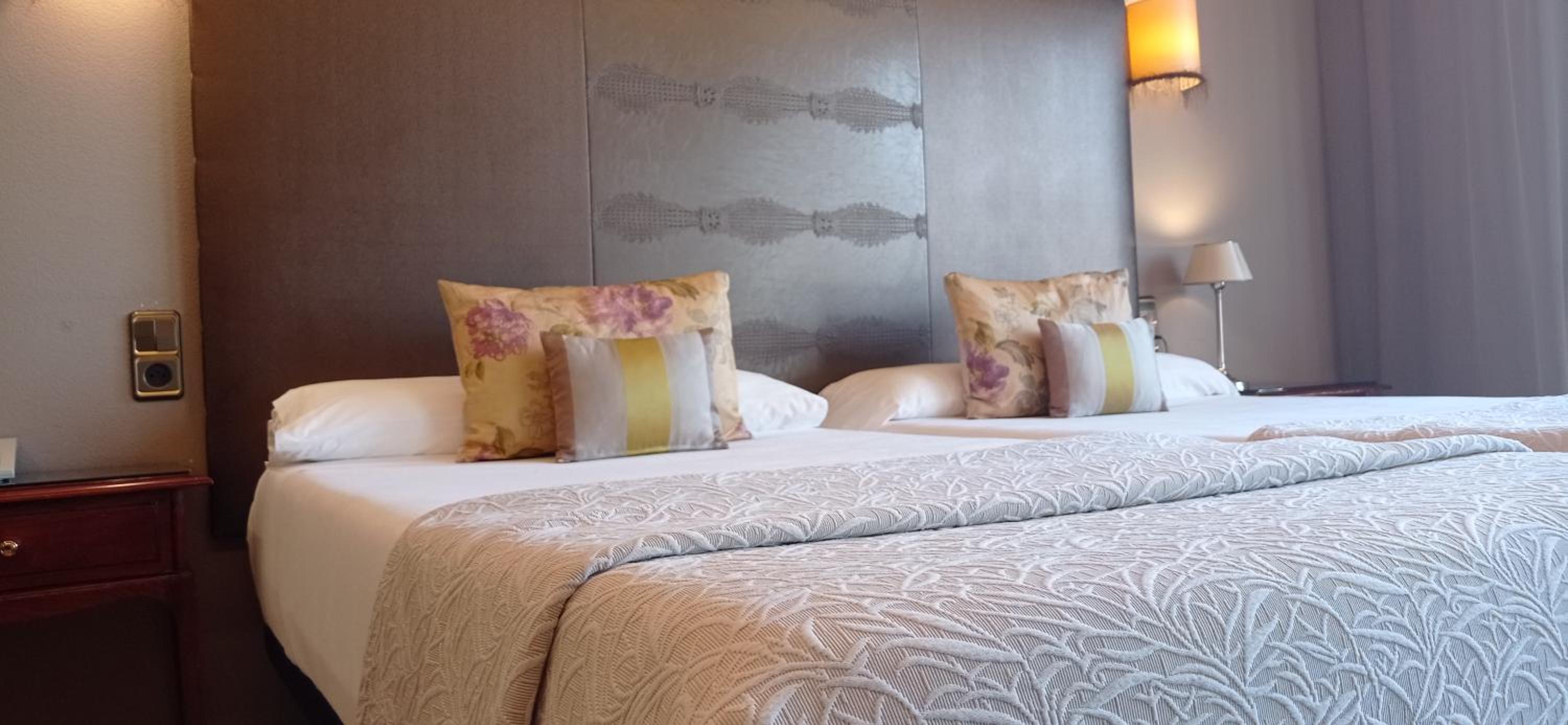 Deluxe Double Room (2 Adults + 1 Child) - Photo 7