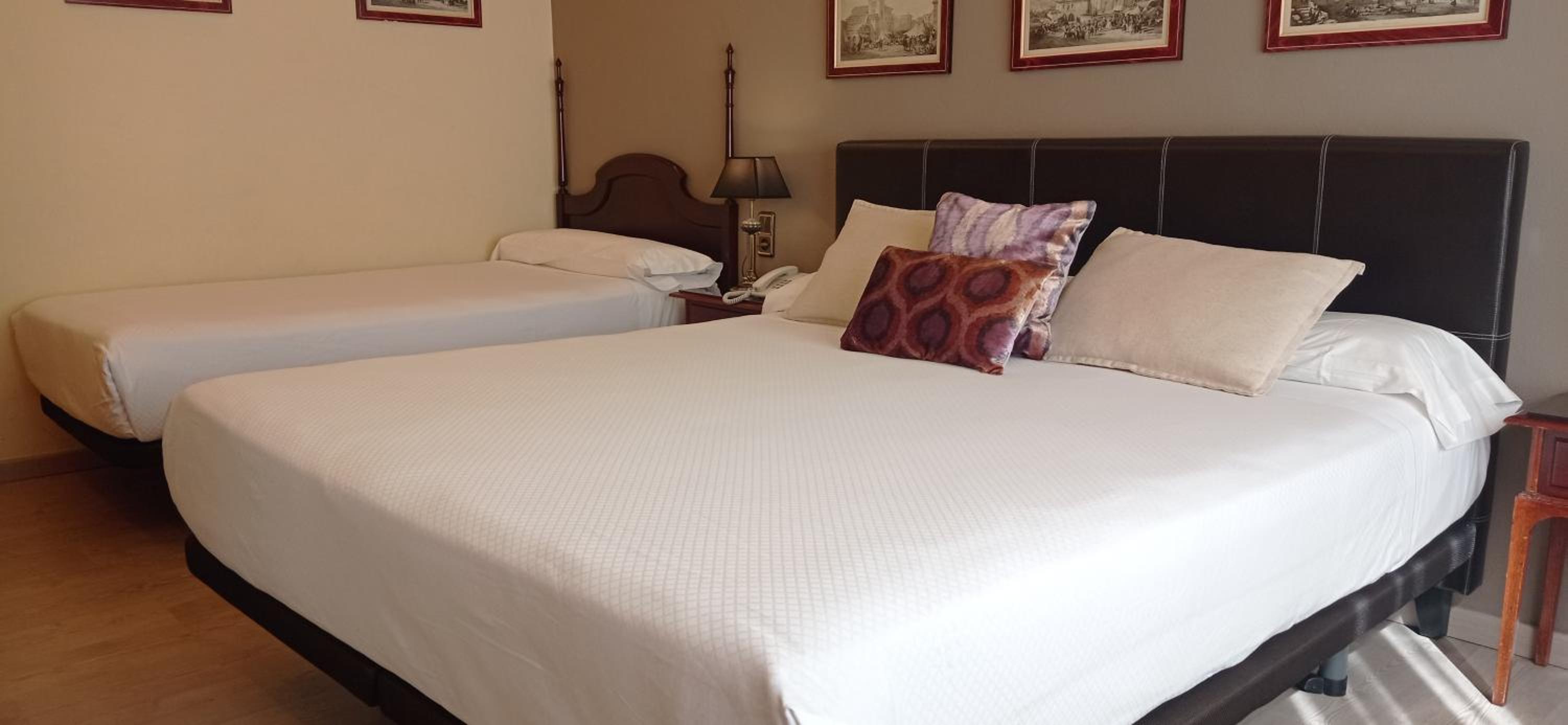 Deluxe Double Room (2 Adults + 1 Child) - Photo 1