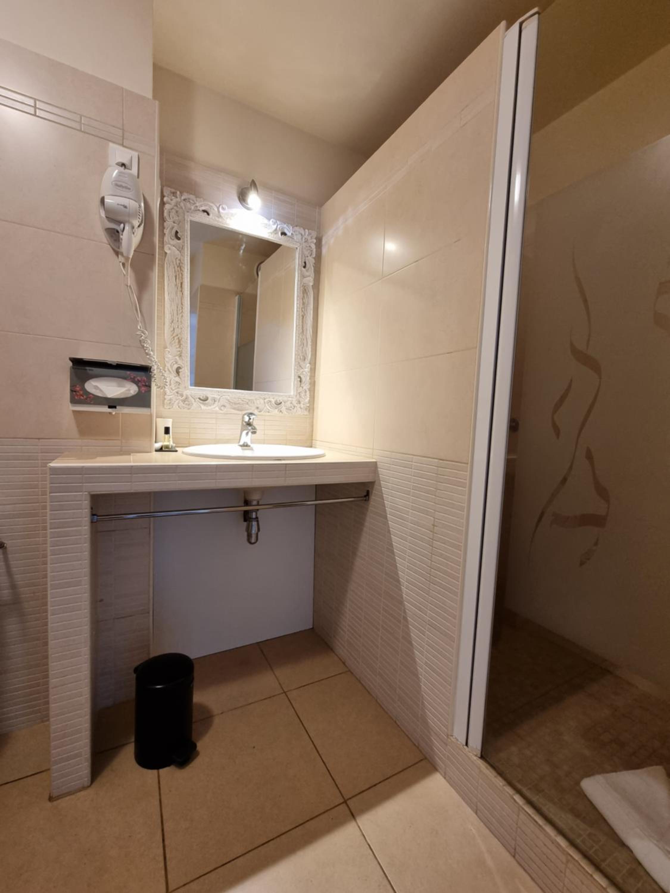 Classic Double Room - Photo 15
