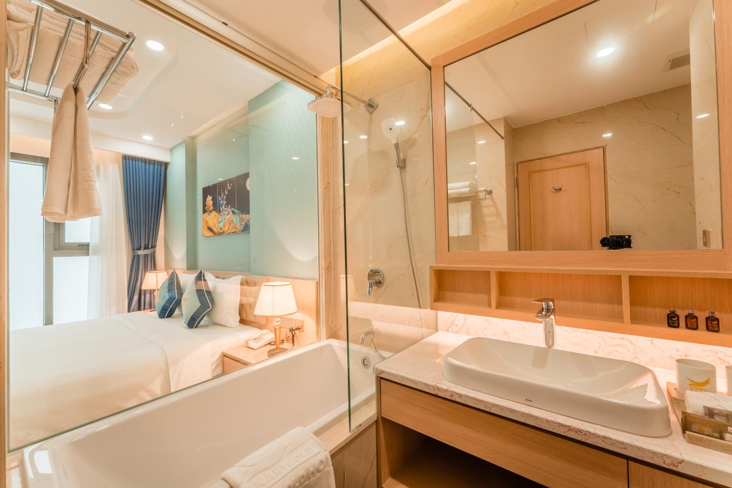 Serenity King Room With Internal Window - Photo 7