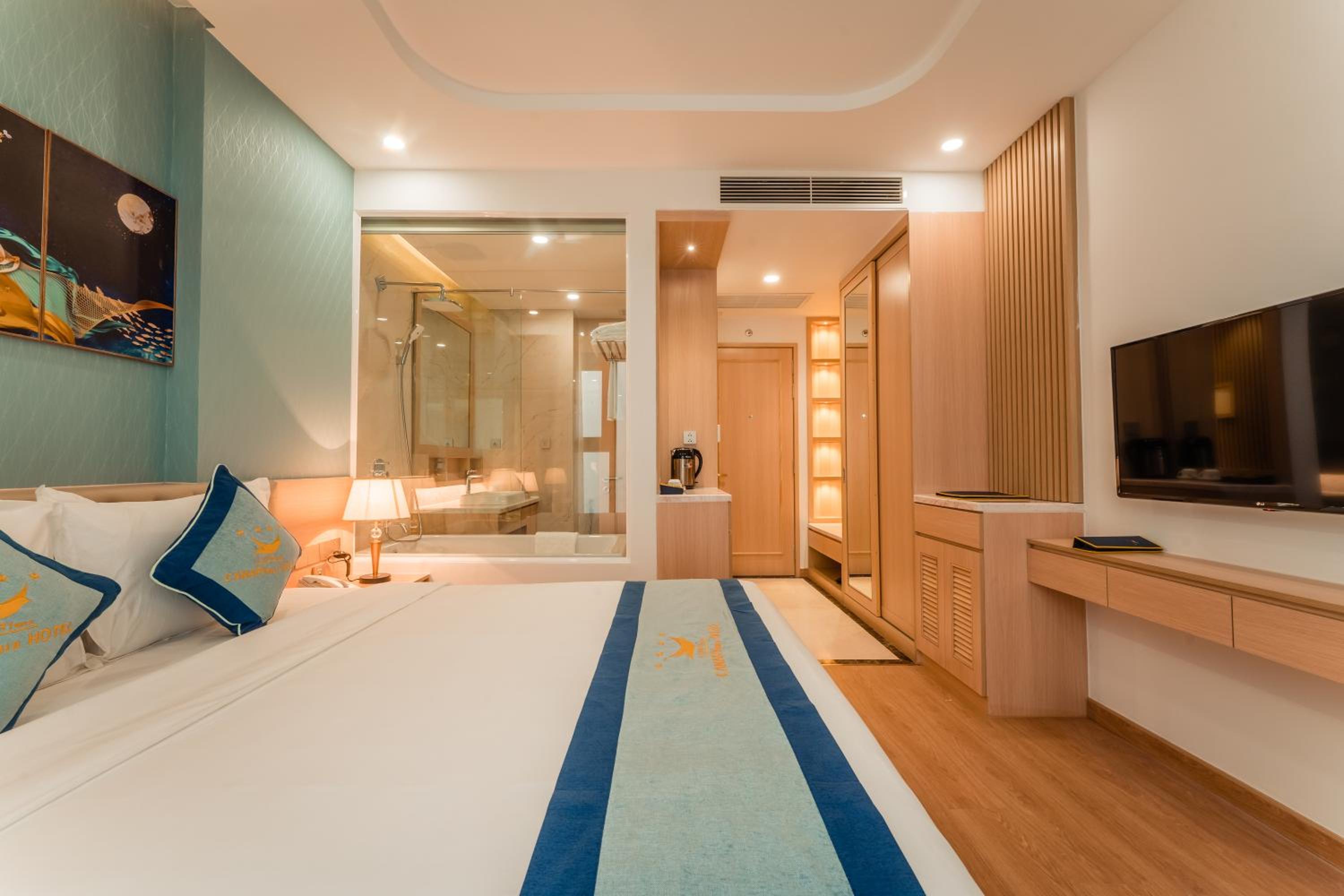 Serenity King Room With Internal Window - Photo 4