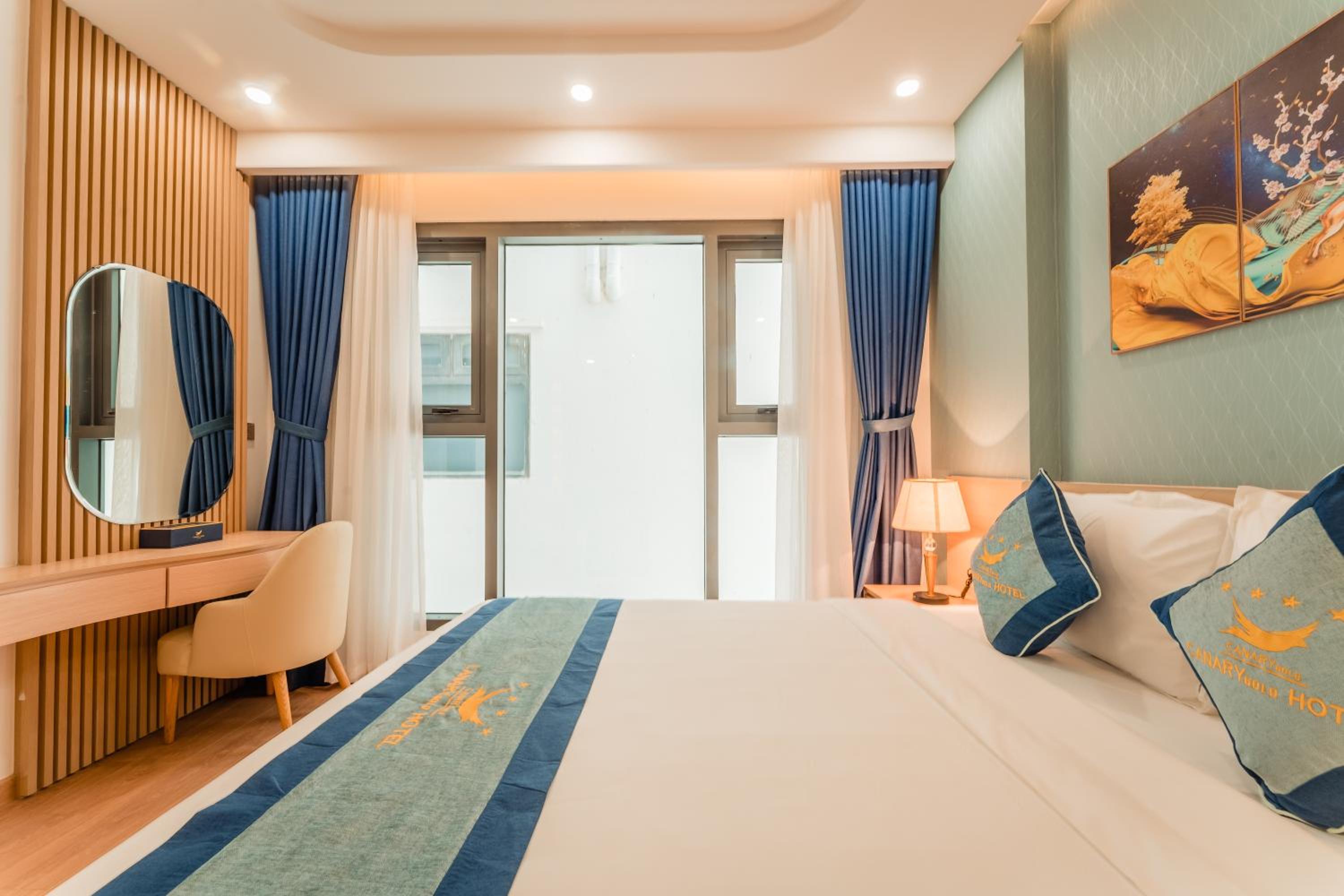 Serenity King Room With Internal Window - Photo 5