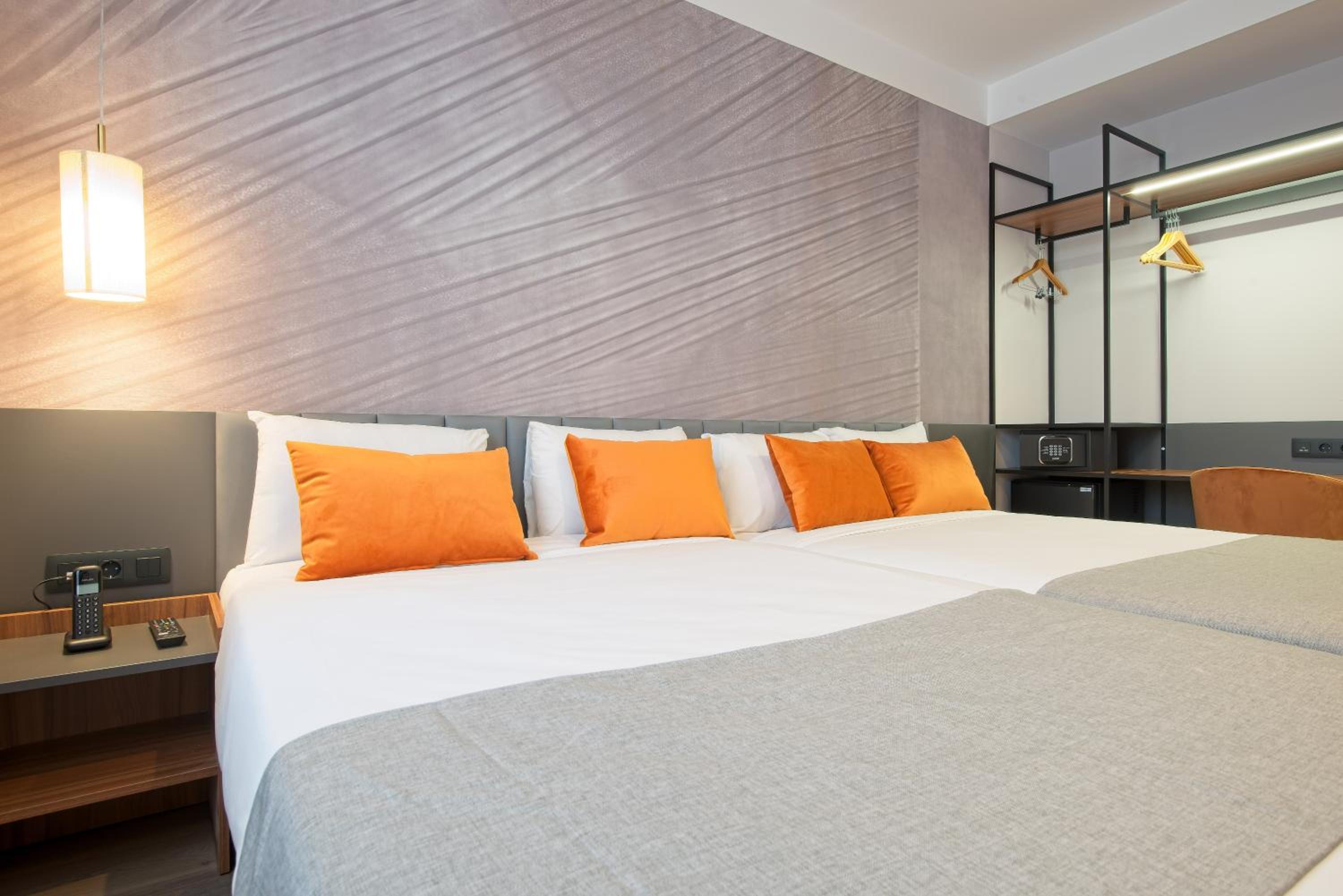 Double Room (2 Adults + 2 Children) - Photo 2