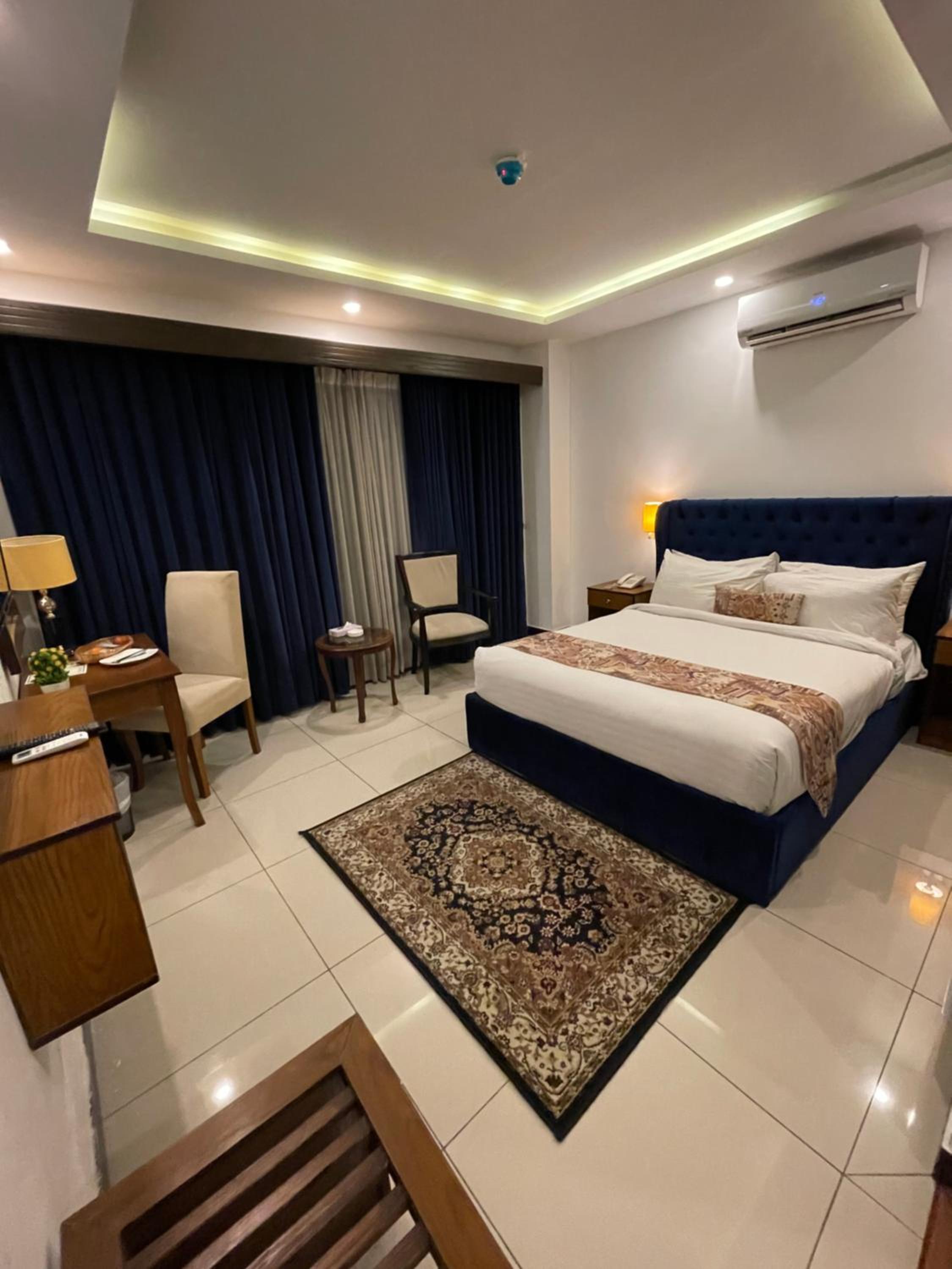 Deluxe Queen Room