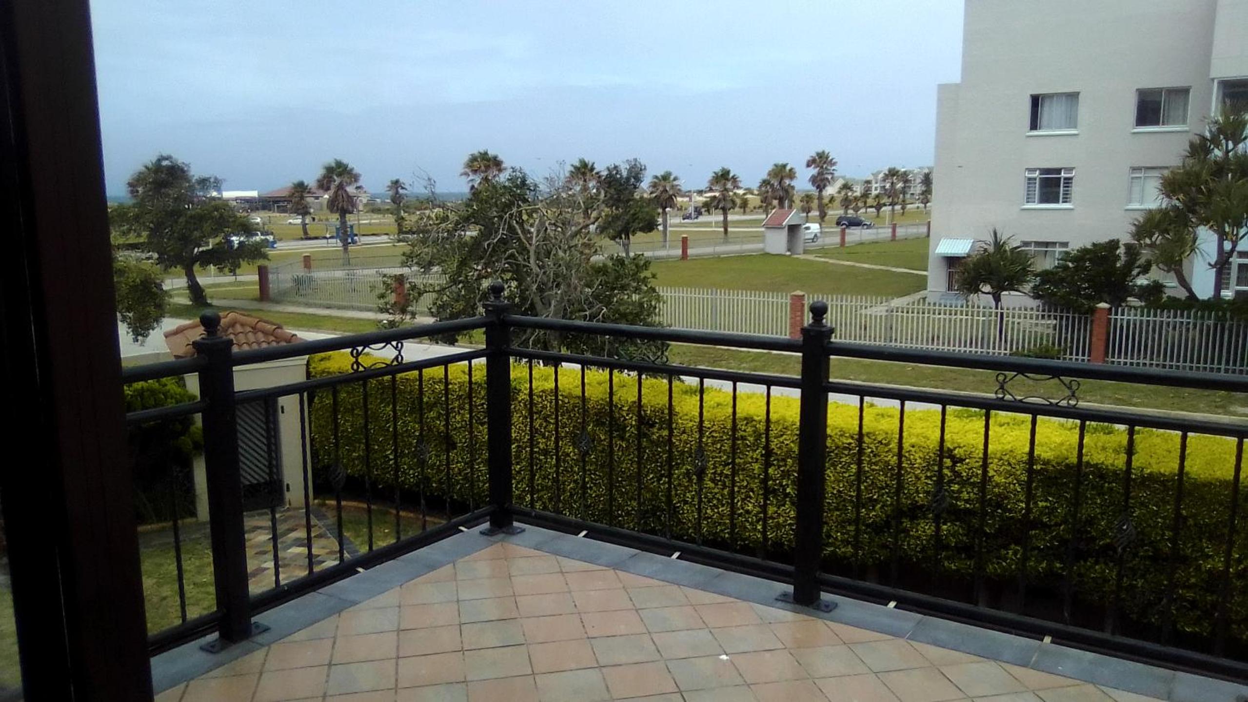 Deluxe Double Room with Balcony - Photo 4
