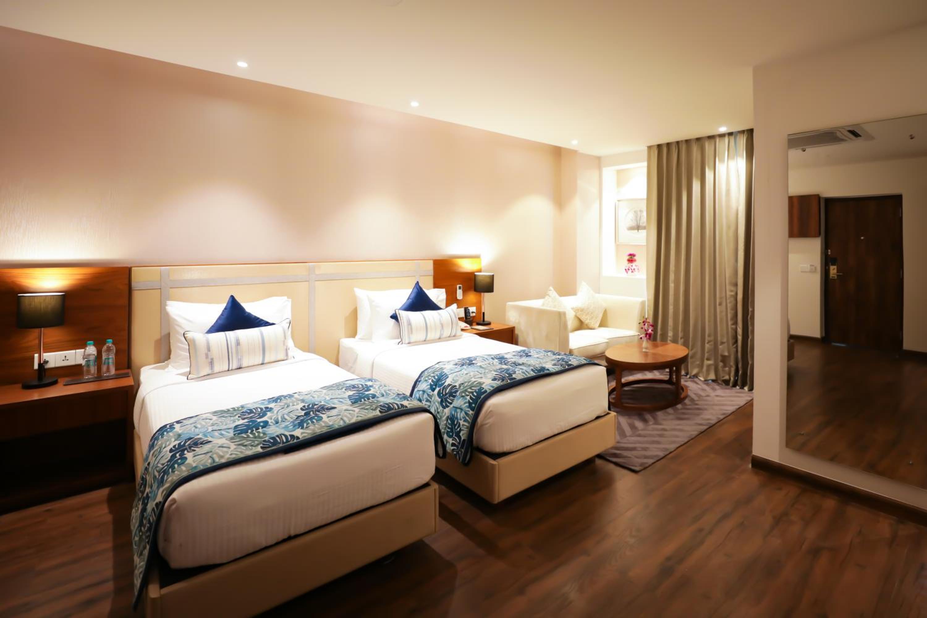 Executive Twin Room with Balcony - Photo 4