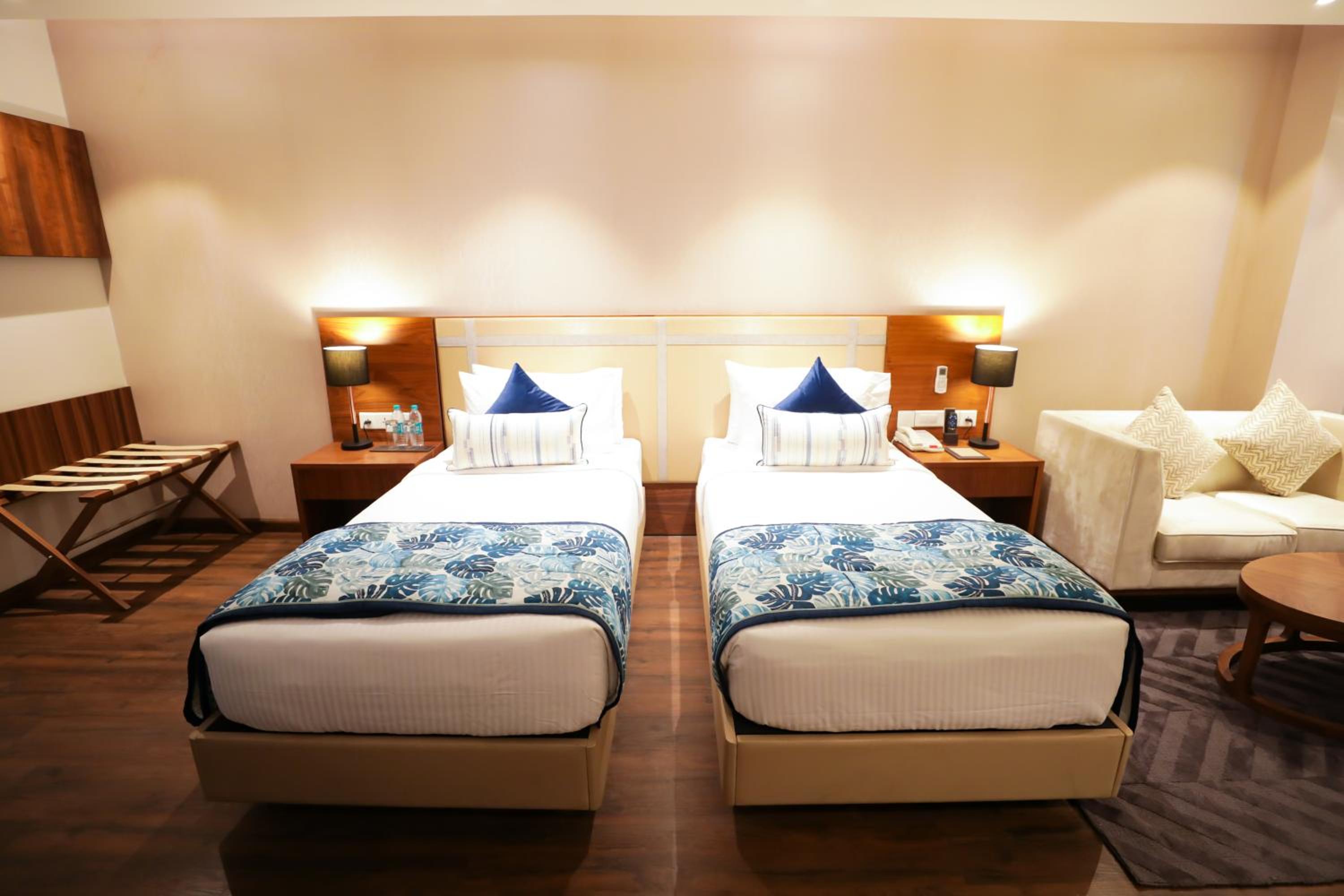 Executive Twin Room with Balcony - Photo 3