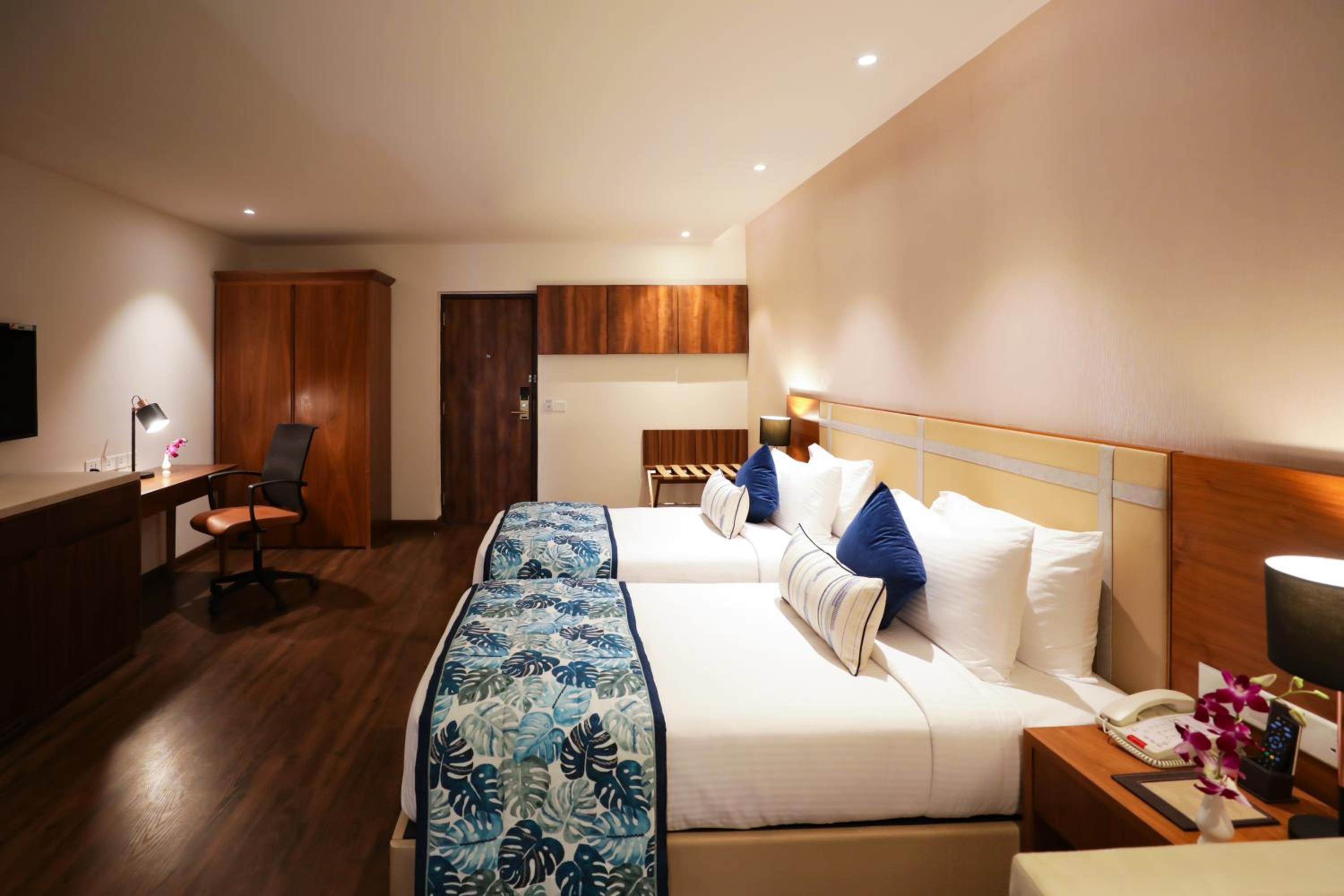 Executive Twin Room with Balcony - Photo 2