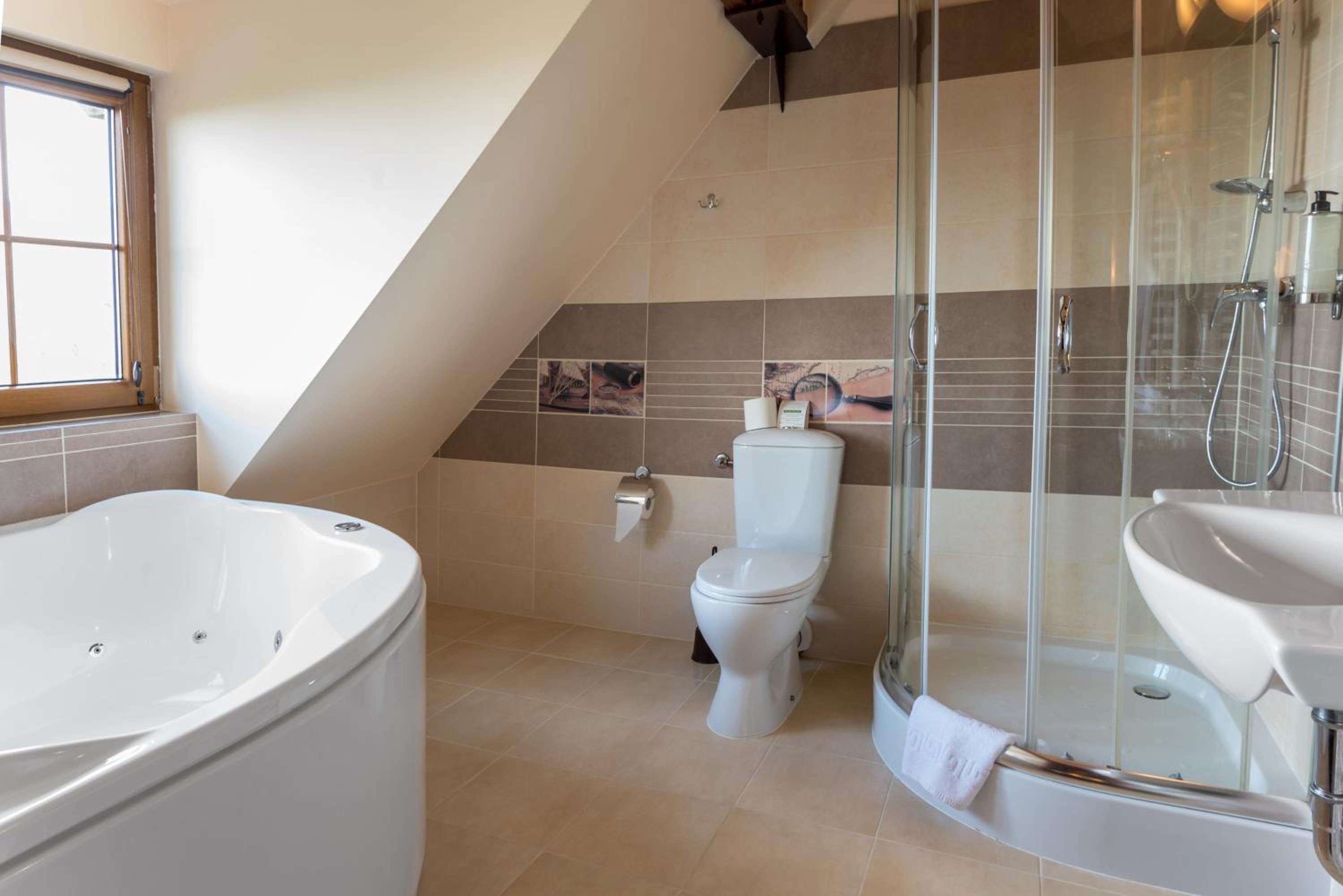Double Room with Spa Bath - Photo 3