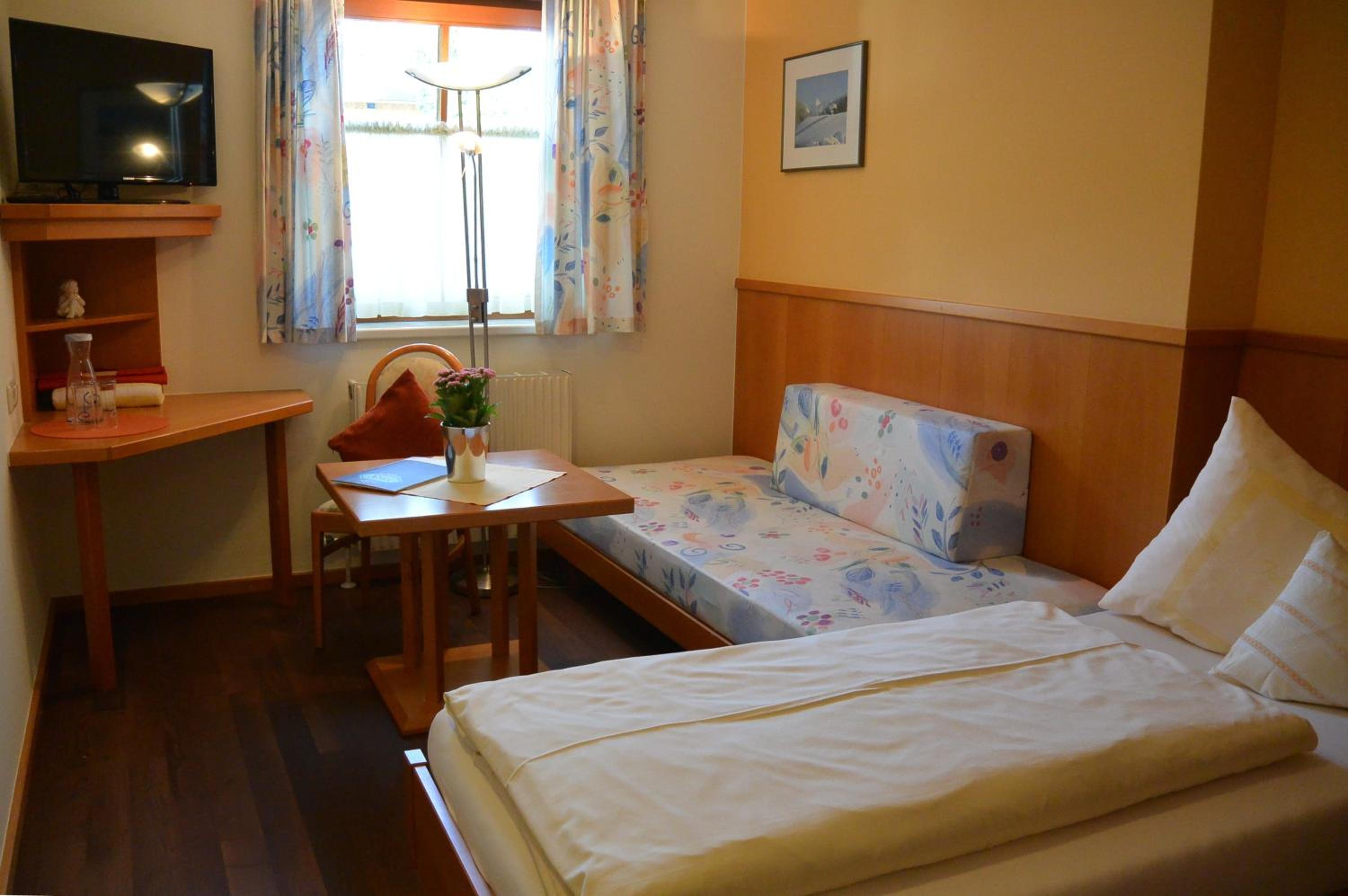 Basic Budget Single Room photo 2