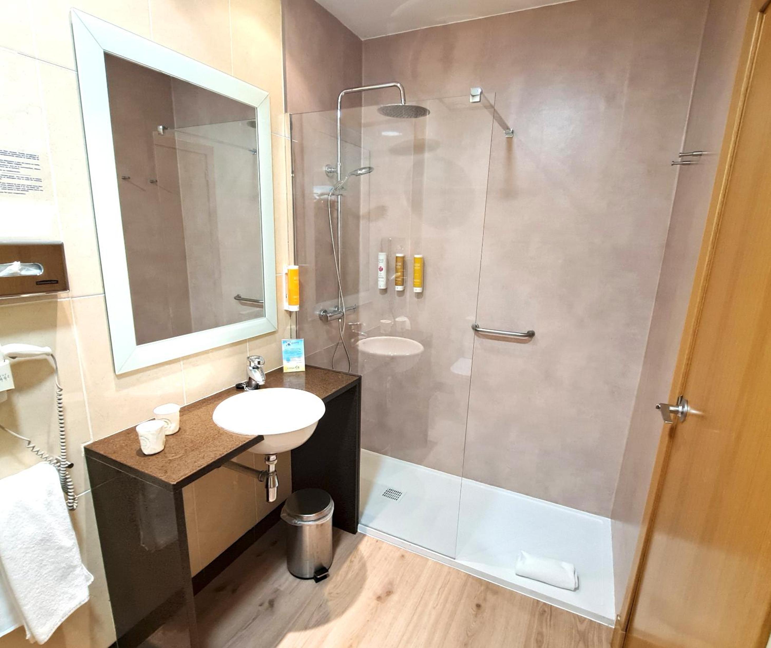 Twin Room - Photo 6
