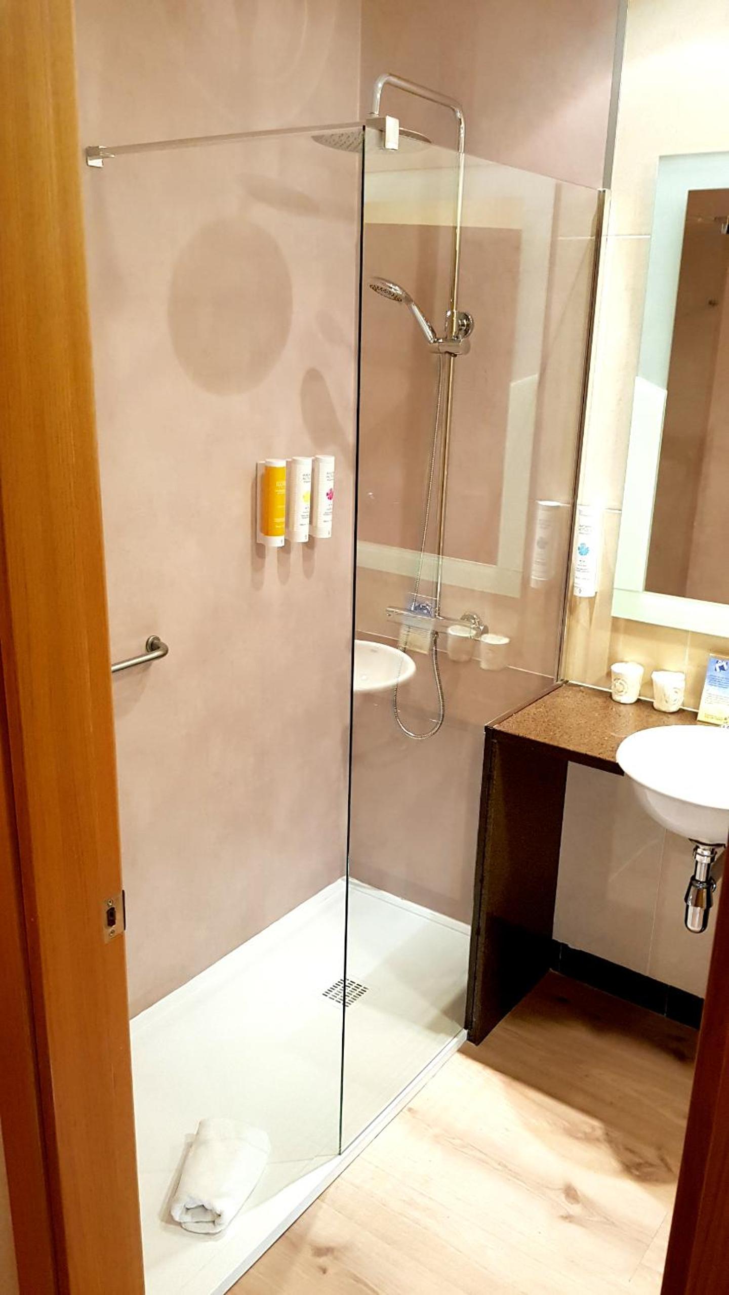 Twin Room - Photo 5