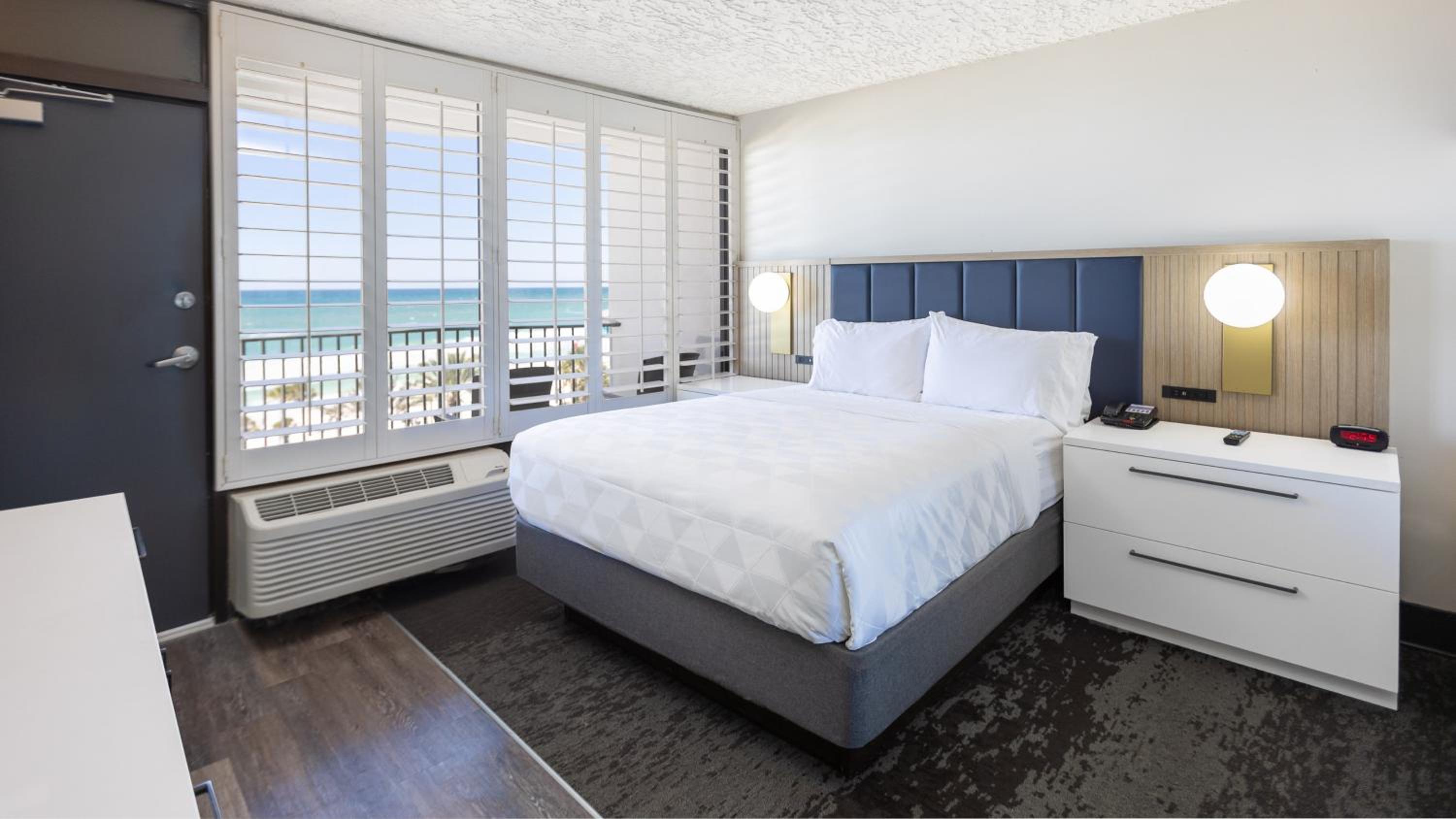 Queen Room with 2 Bunk Beds Oceanfront - Photo 4