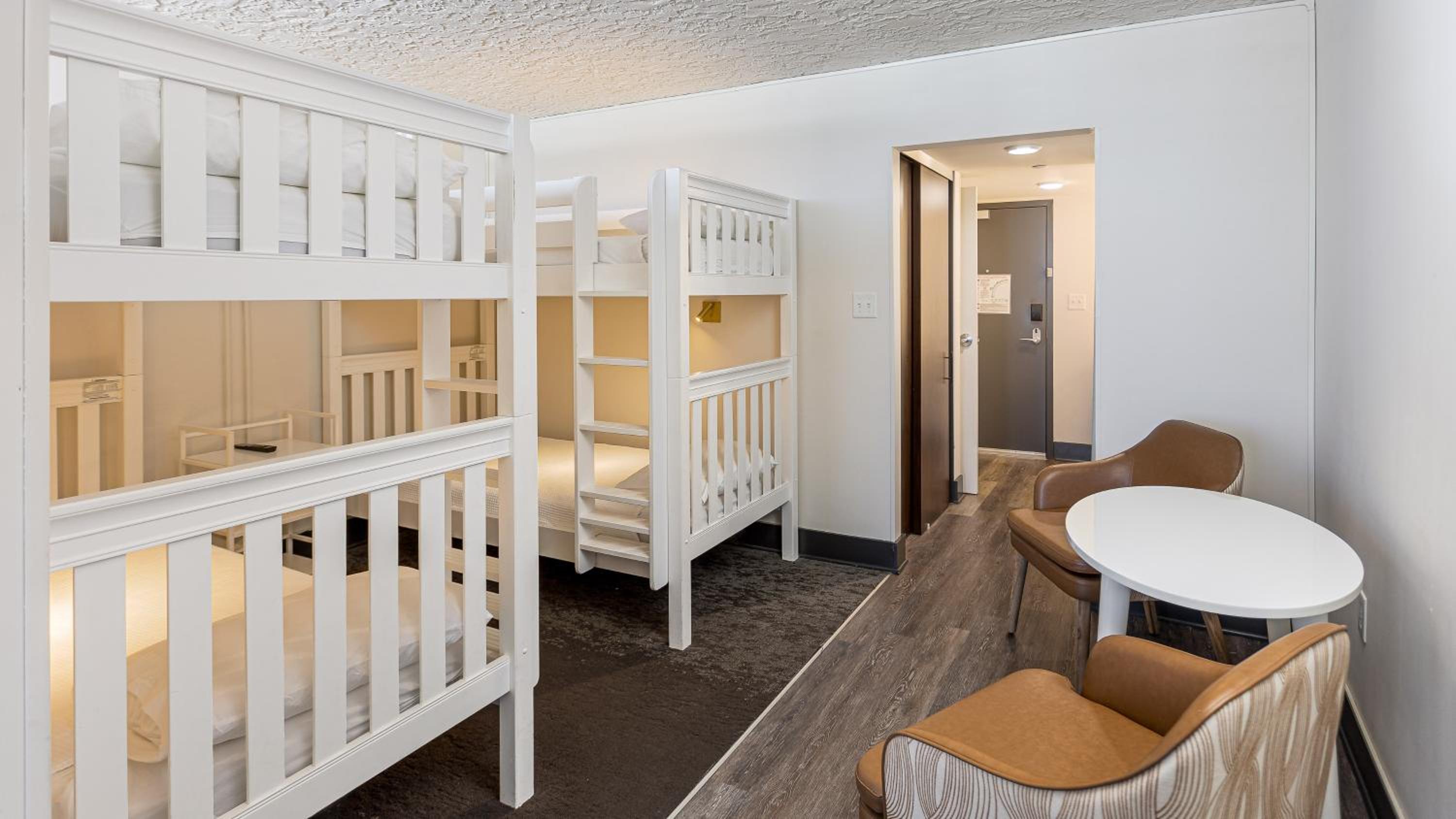 Queen Room with 2 Bunk Beds Oceanfront - Photo 3