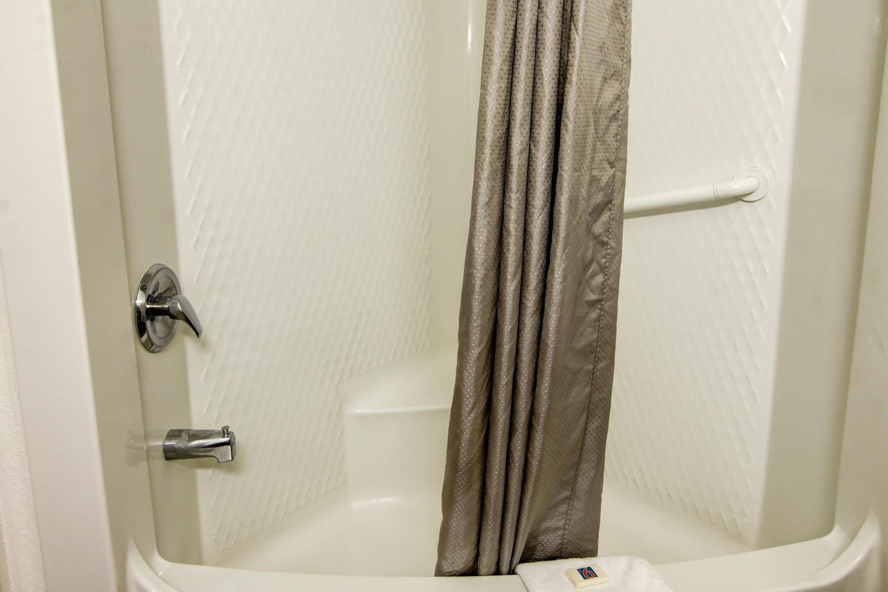 Double Room with Roll-In Shower - Mobility/Hearing Accessible - Non-Smoking photo 2