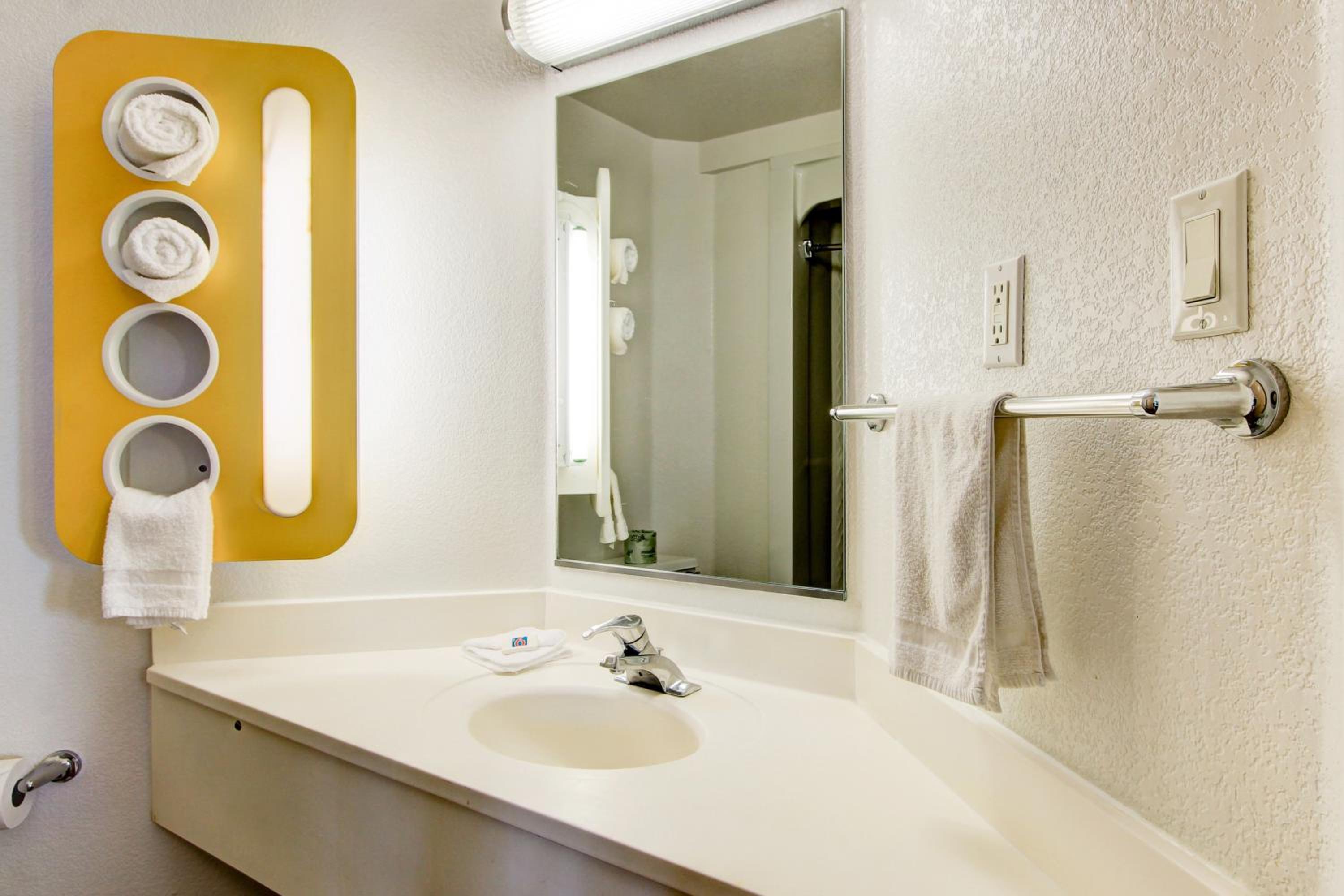 Double Room with Roll-In Shower - Mobility/Hearing Accessible - Non-Smoking photo 1