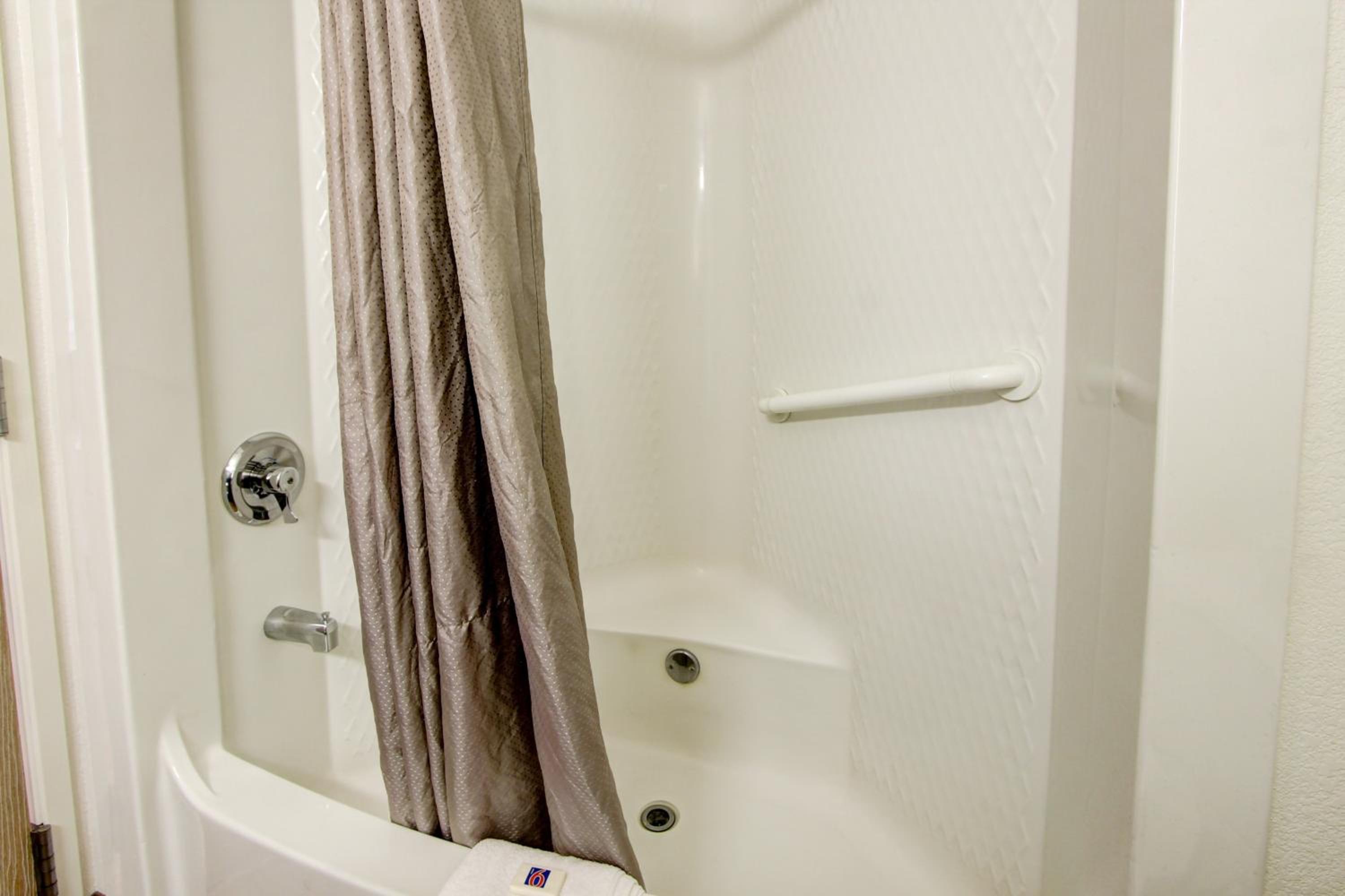 Double Room with Tub with Grab Bars - Mobility/Hearing Accessible - Non-Smoking photo 2