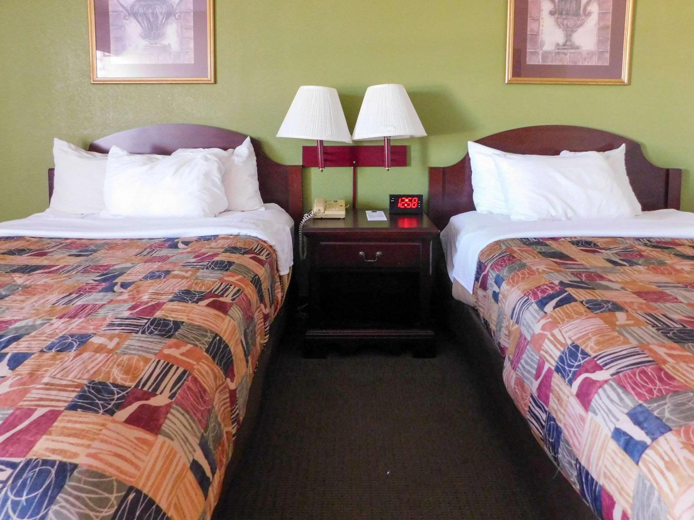 Double Room with Two Double Beds - Non-Smoking - Photo 2