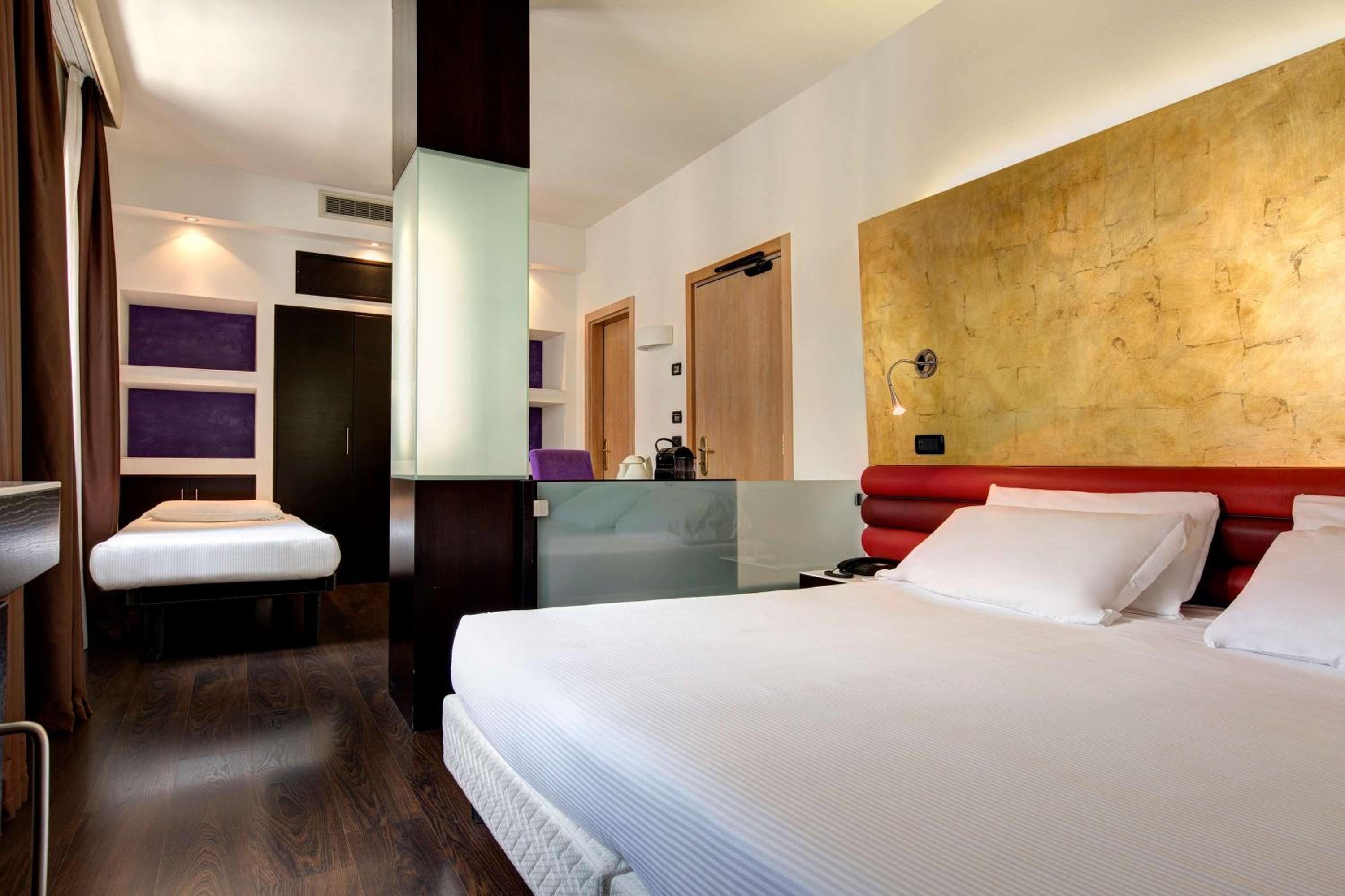 Superior Triple Room with One Queen Bed and One Single Bed - Photo 2