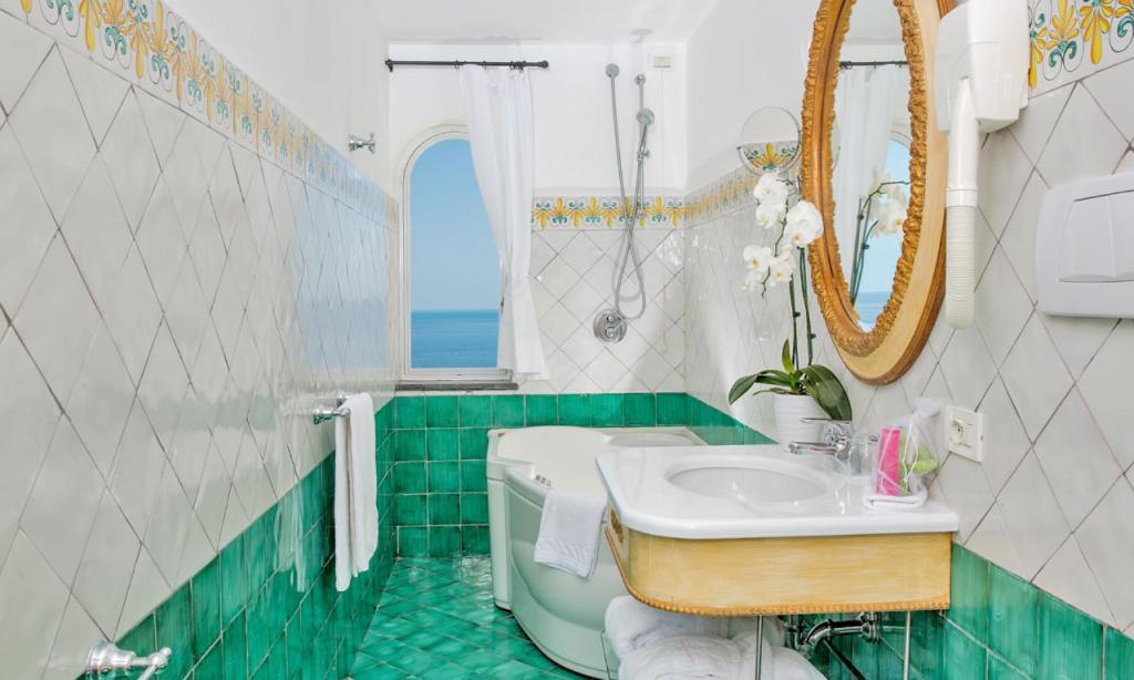 Classic Double Room with Sea View - Photo 3
