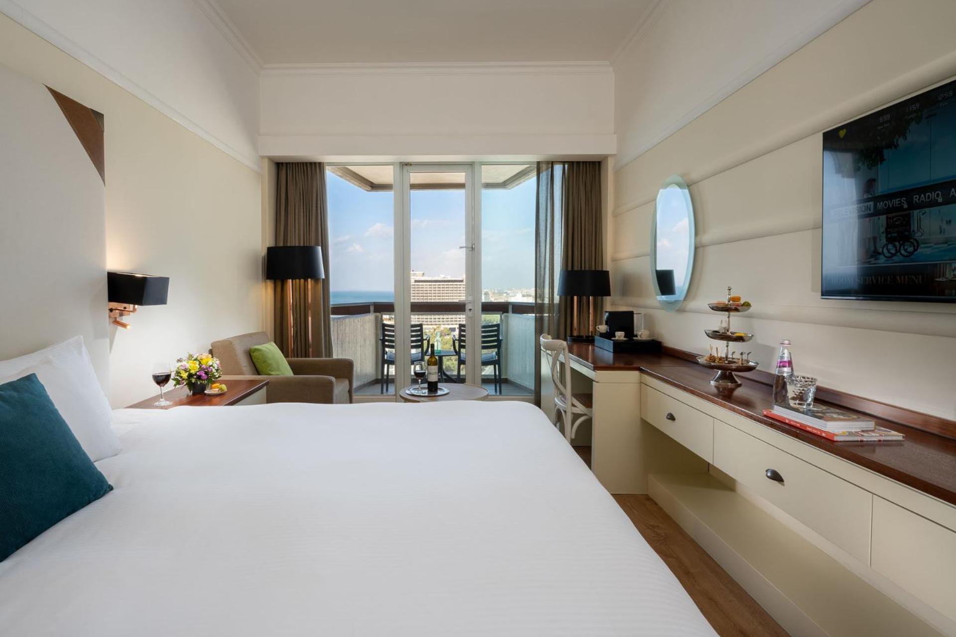 Club Room with Sea View thumbnail 6