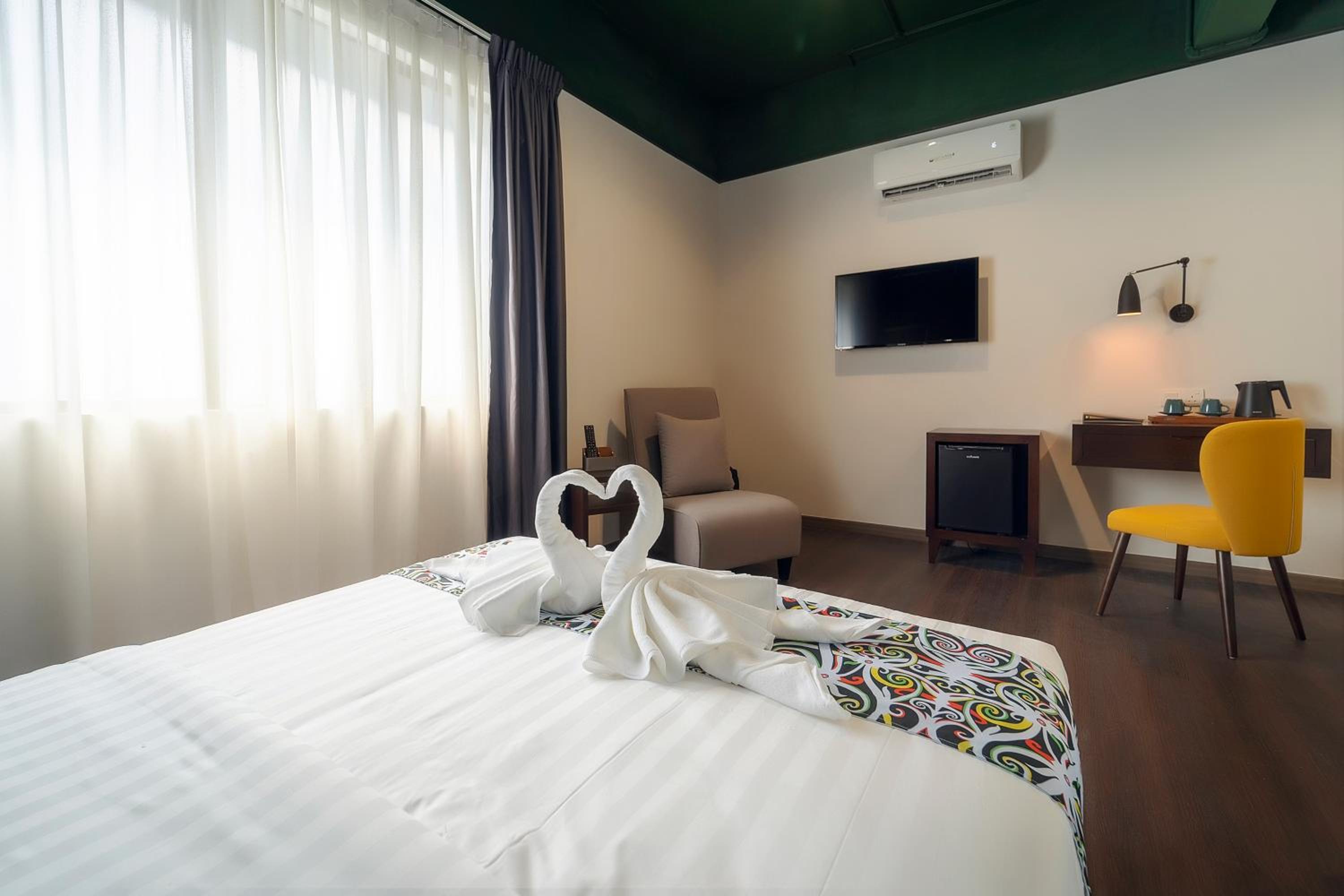 Premier Deluxe Queen Room with Netflix photo 3