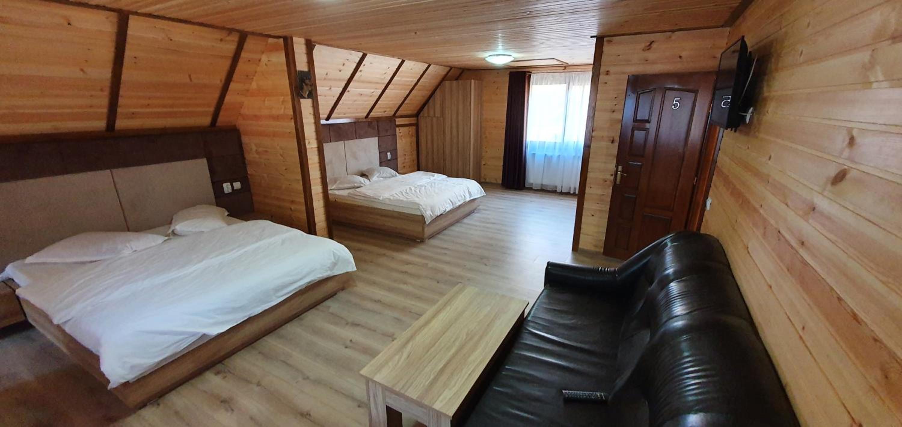 Quadruple Room with Private Bathroom - Photo 7