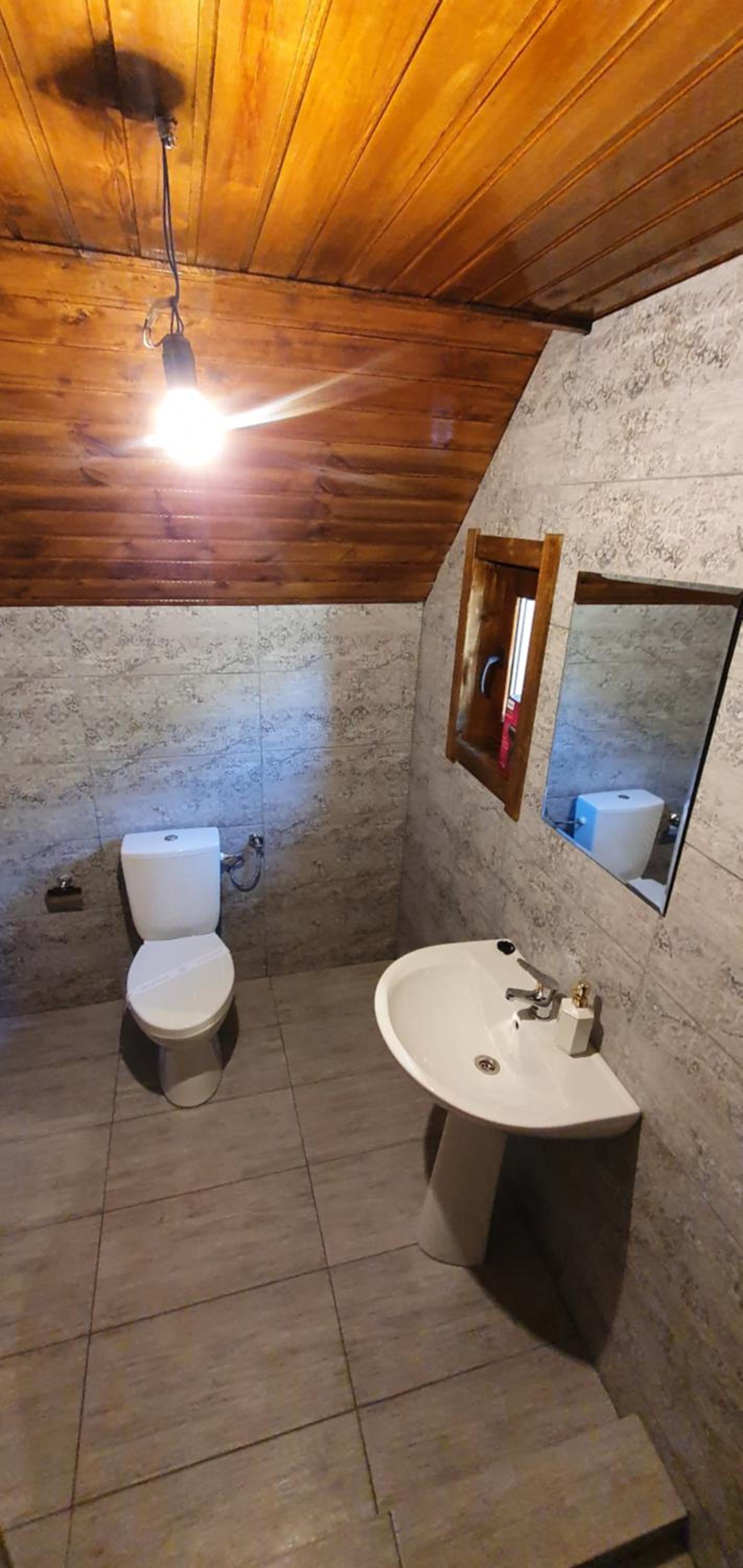 Quadruple Room with Private Bathroom - Photo 8