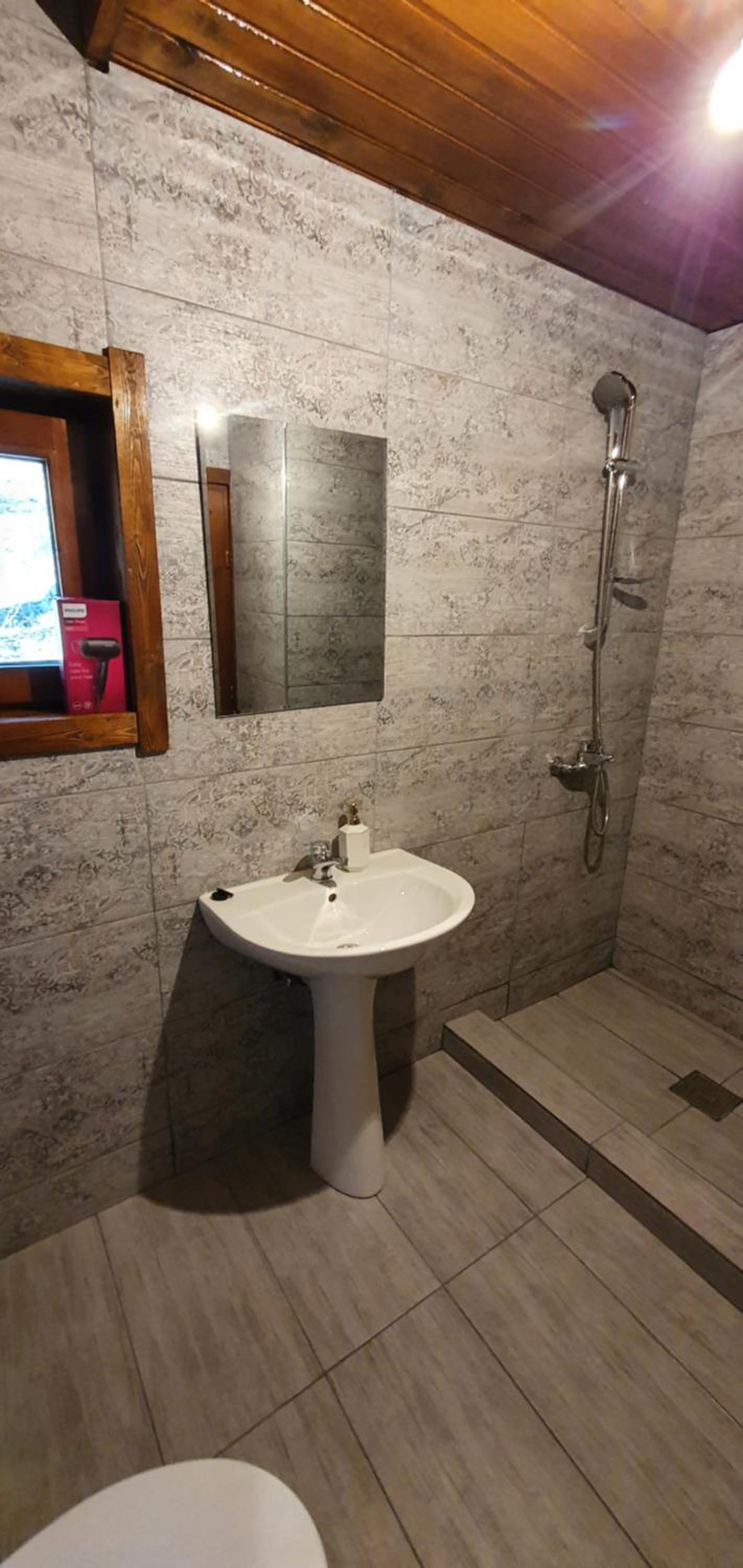 Quadruple Room with Private Bathroom - Photo 3