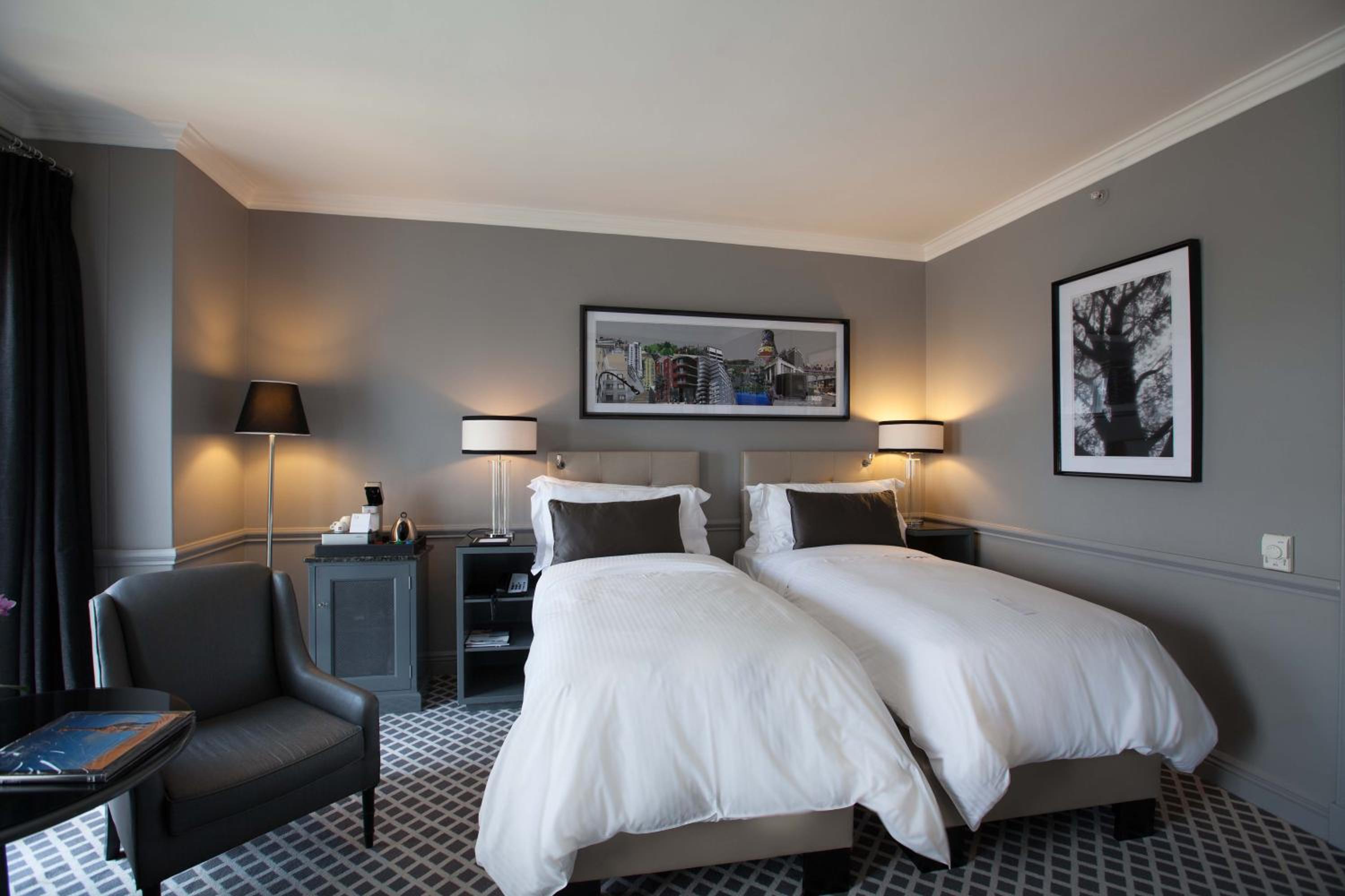 Deluxe Twin Room thumbnail 5