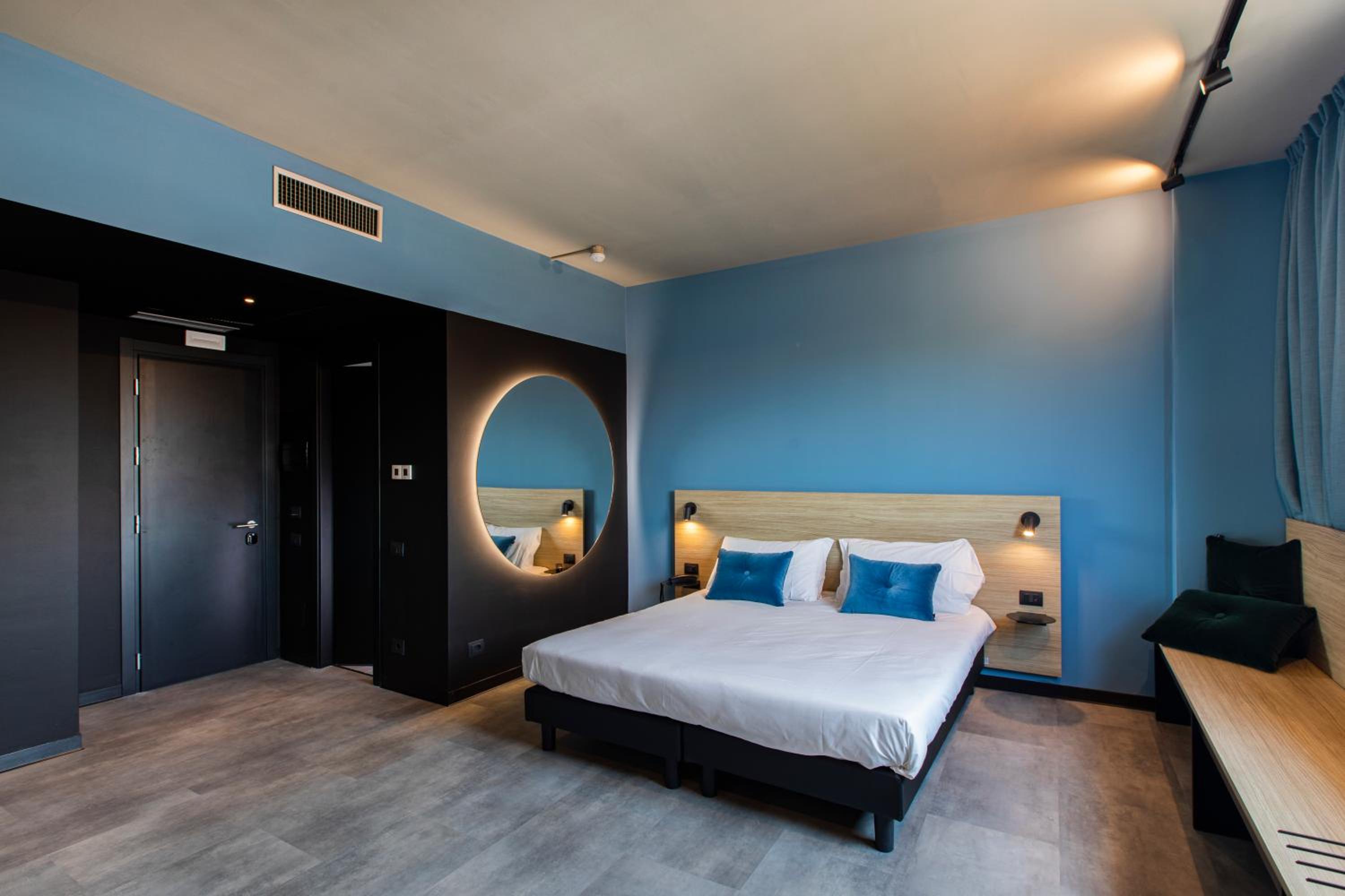 Standard Double Room thumbnail 6