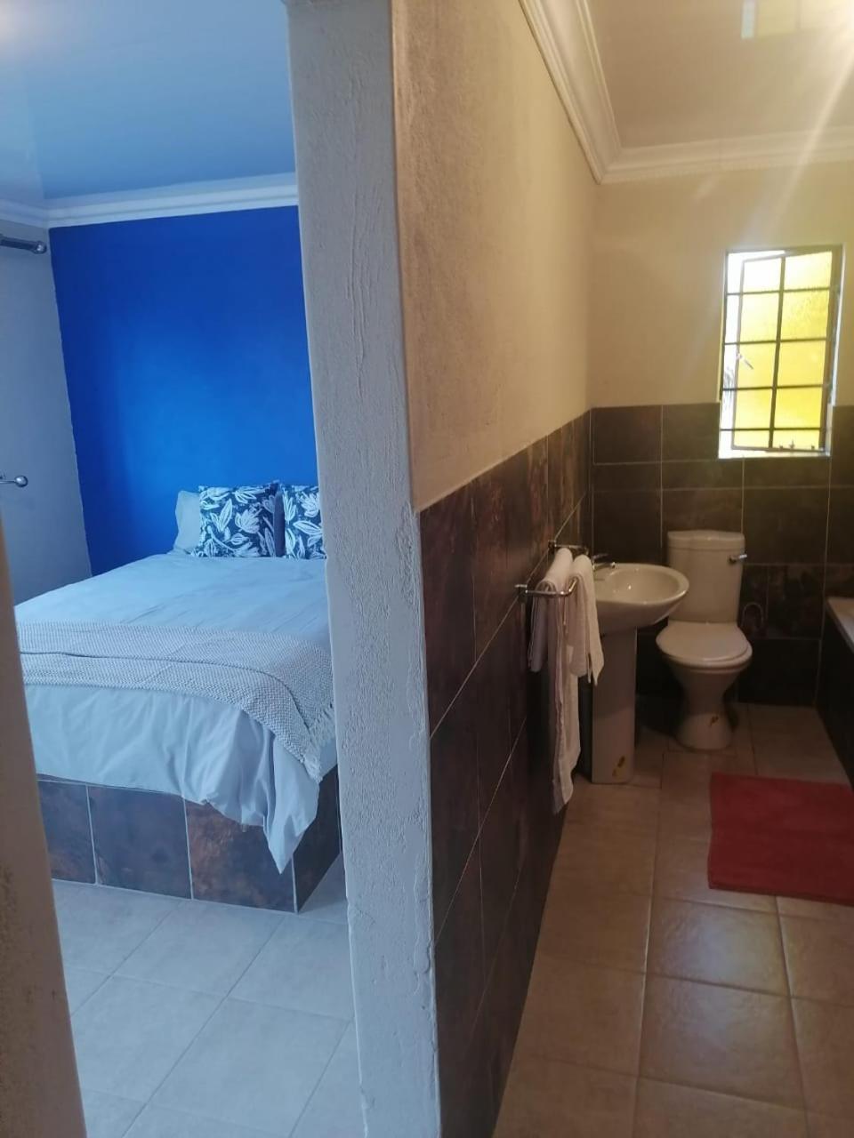 Double Room with Private Bathroom - Photo 2